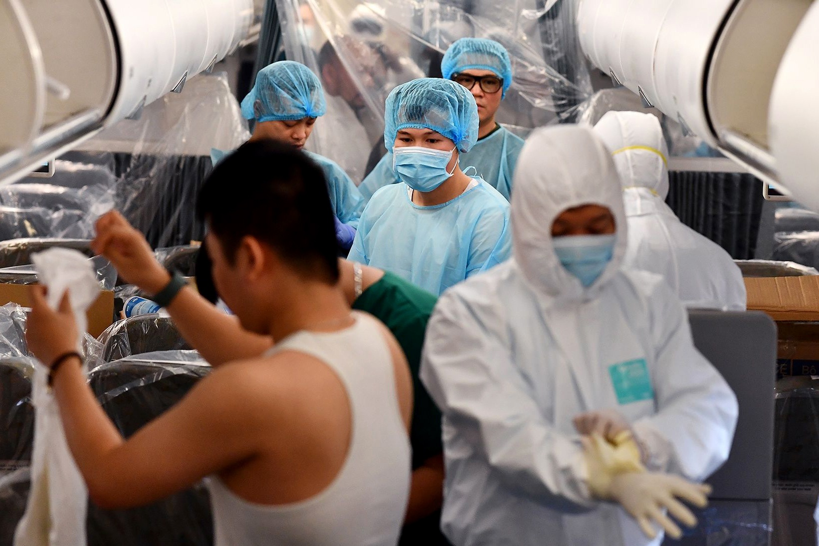 Ben trong may bay boc kin nylon cho khach Trung Quoc ve Vu Han hinh anh