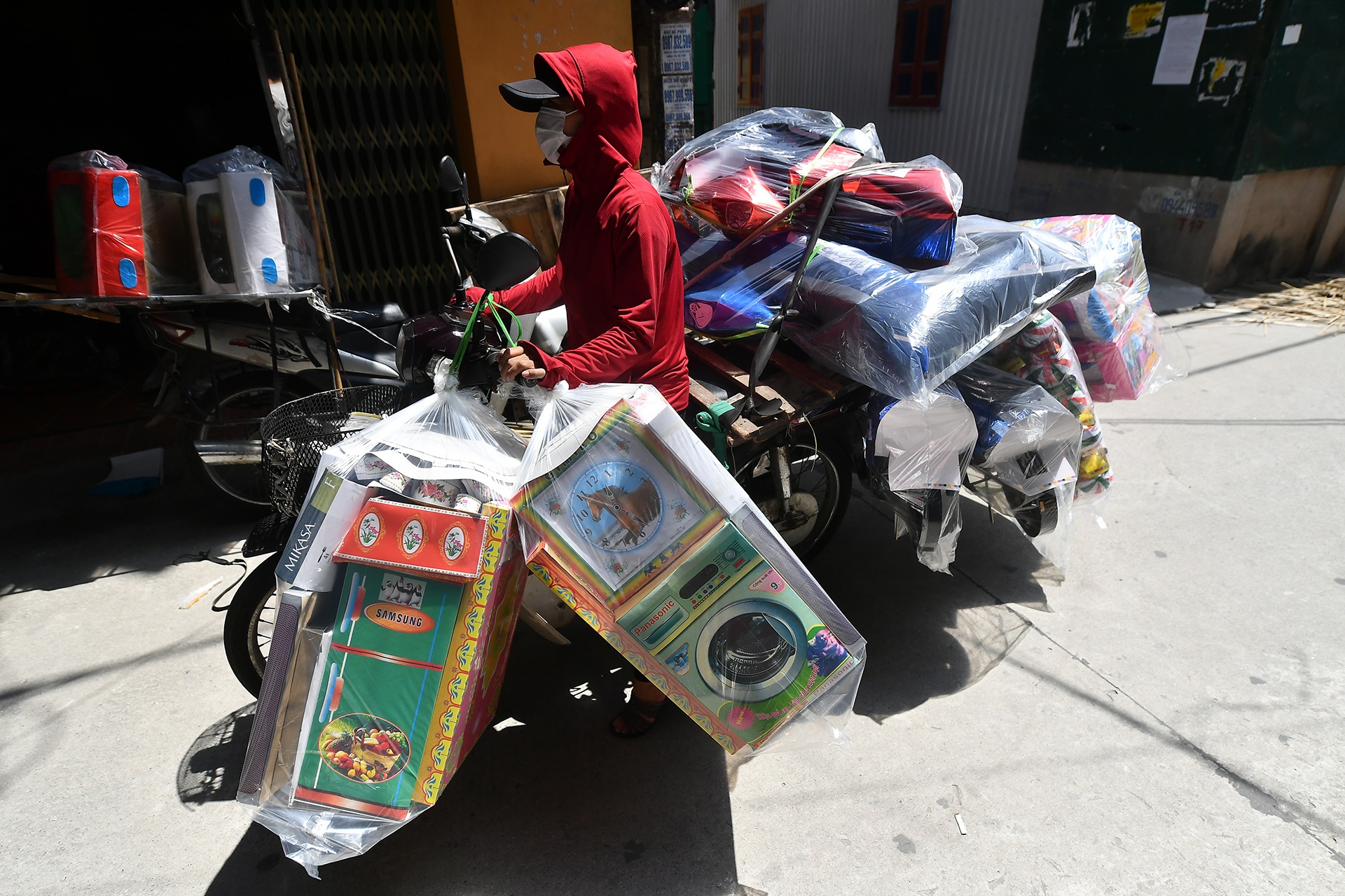 khau trang kinh chong giot ban hang ma mua Vu lan anh 5