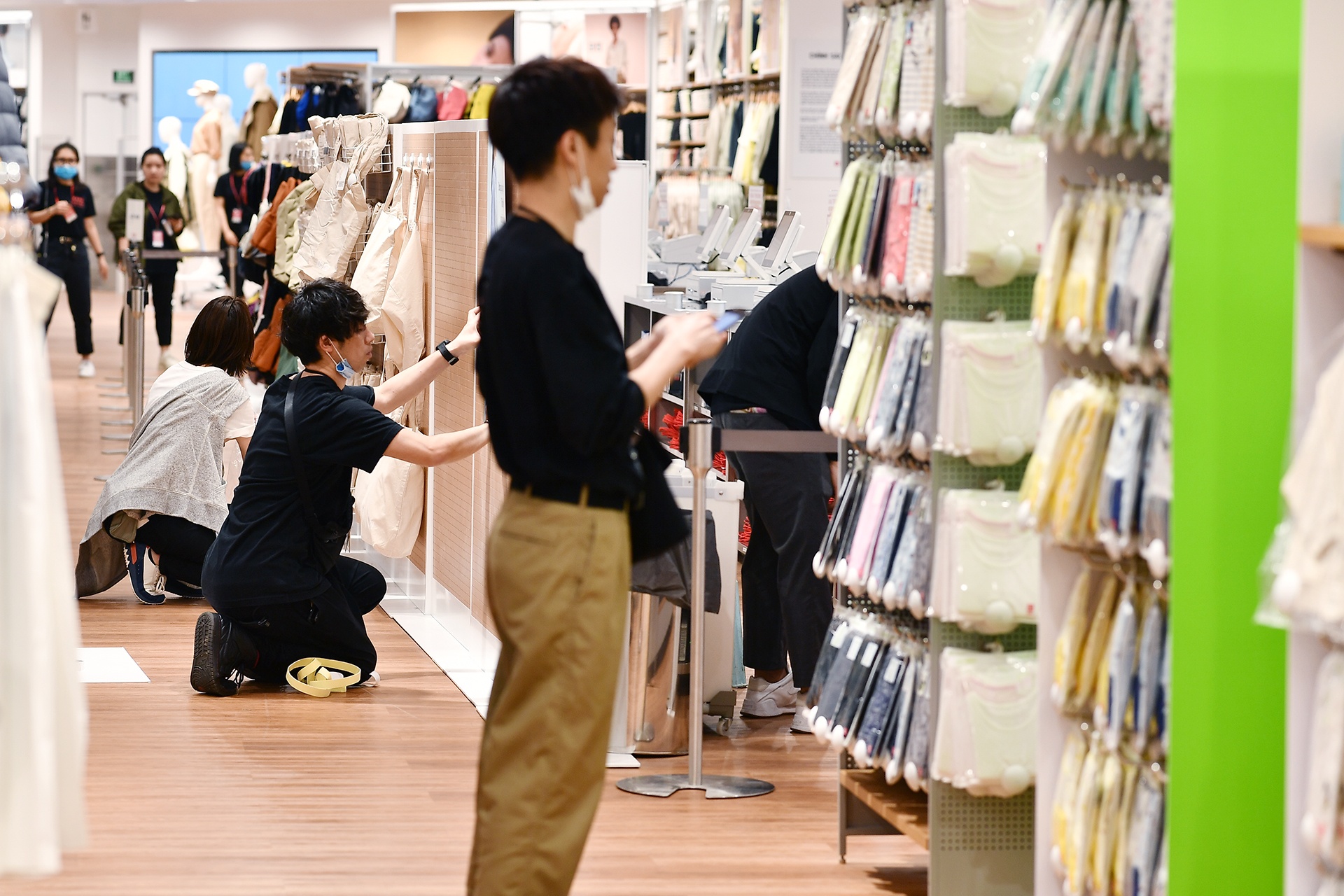 khai truong Uniqlo Ha Noi o Vincom Pham Ngoc Thach anh 4