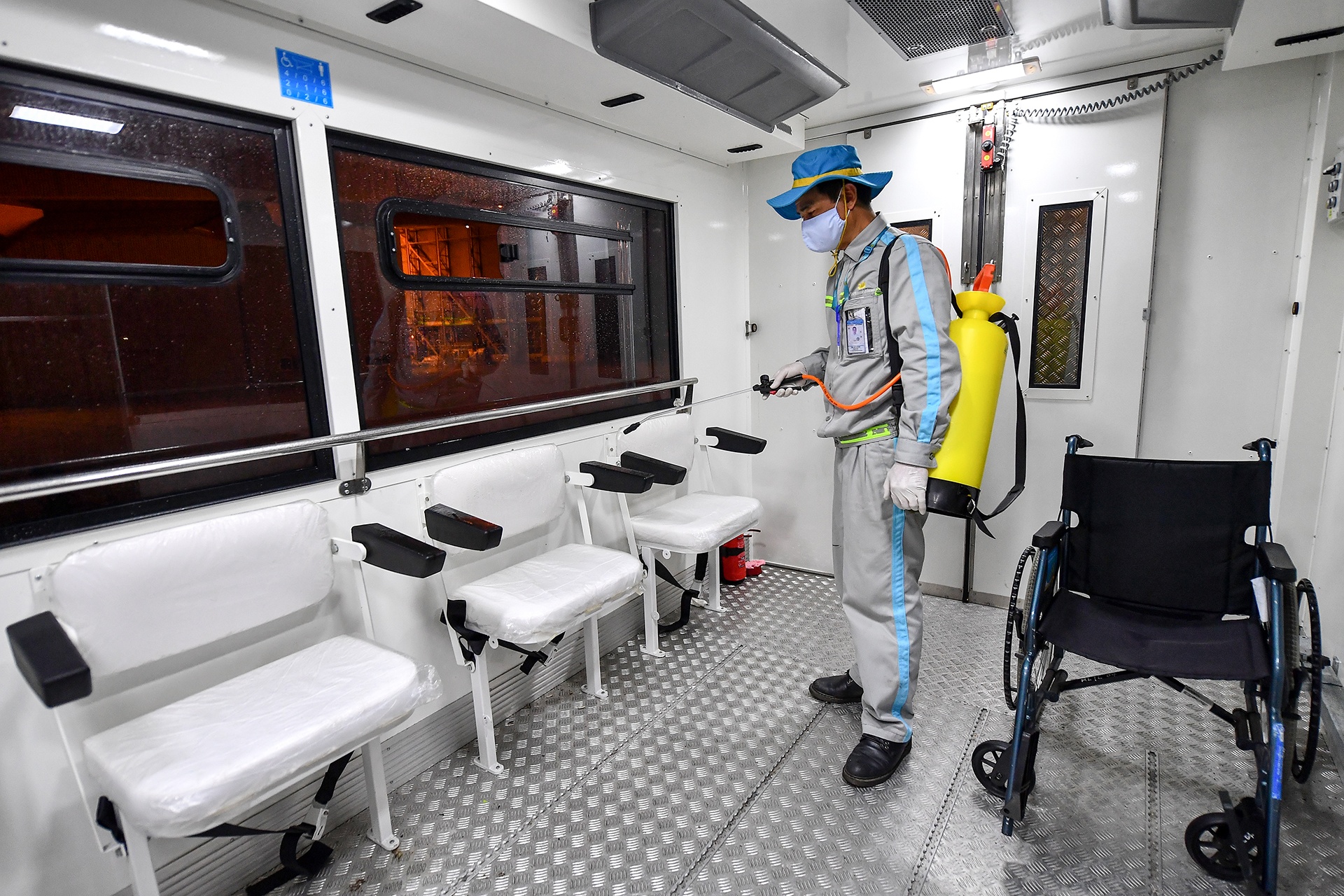 san bay chat cung may bay vi dich Covid anh 14