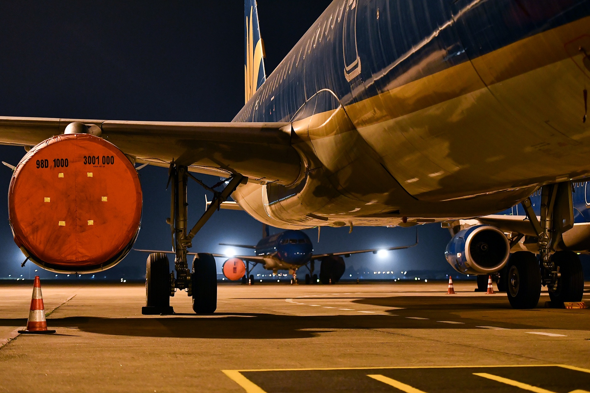 san bay chat cung may bay vi dich Covid anh 8