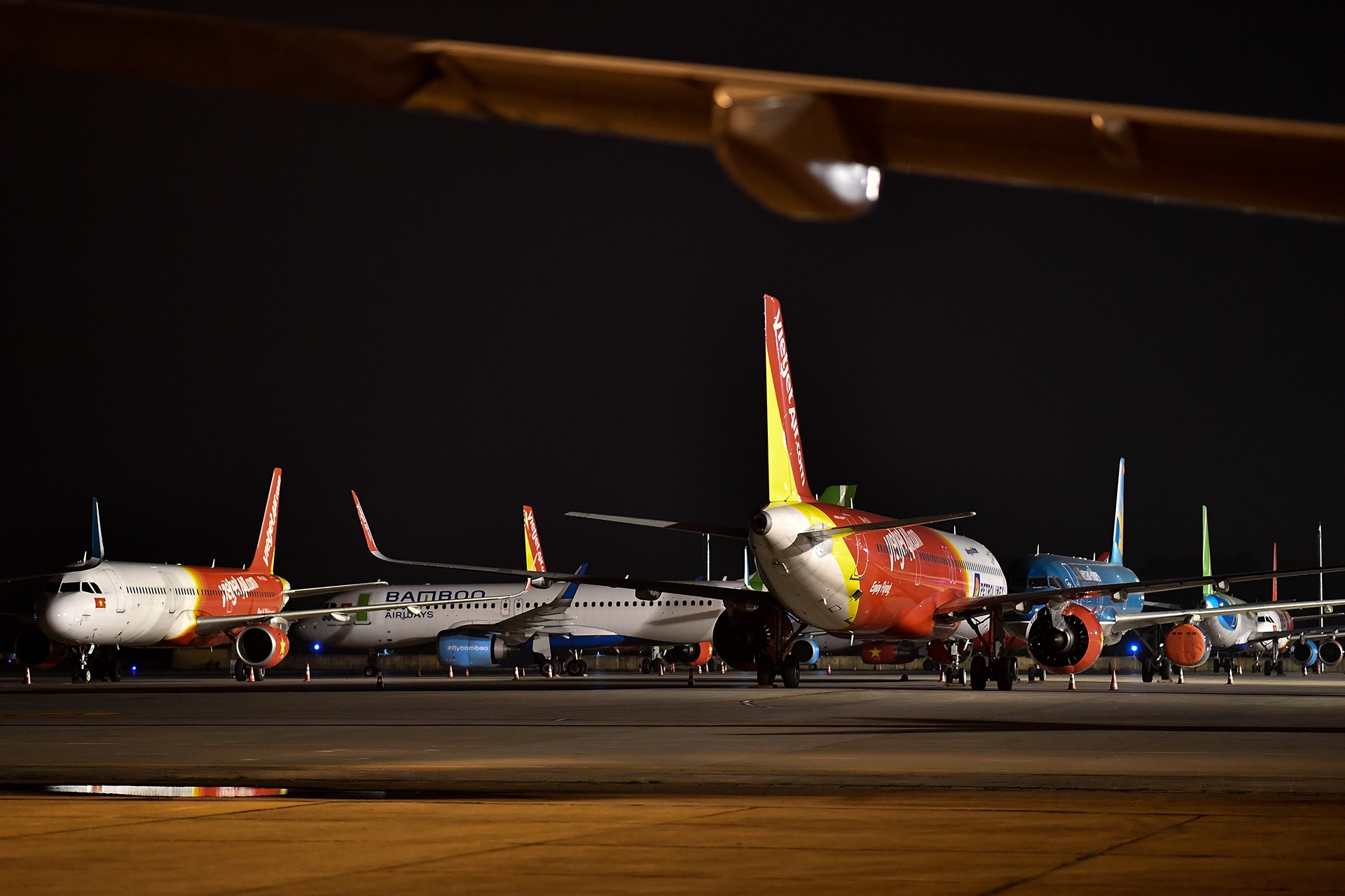 san bay chat cung may bay vi dich Covid anh 2