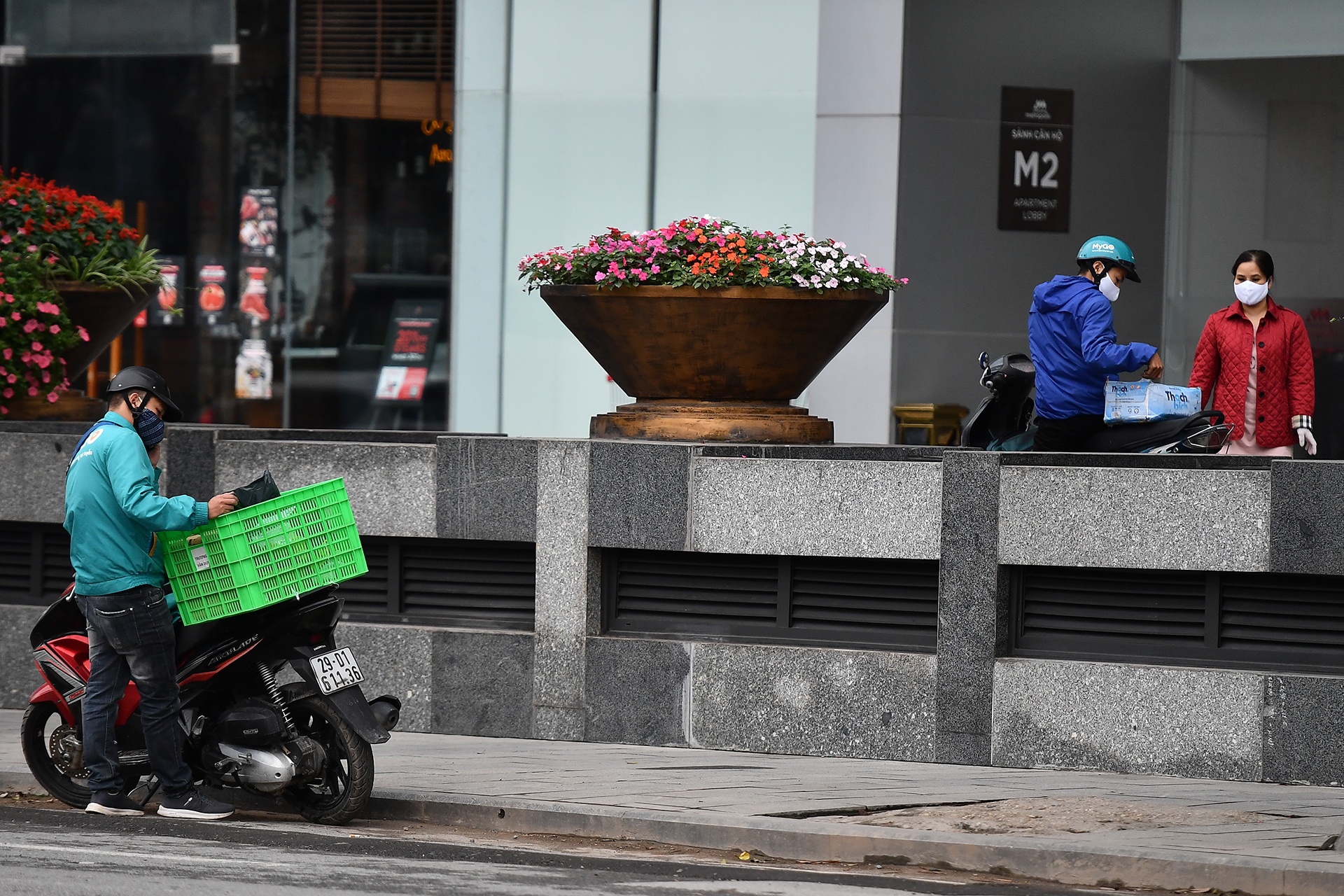 nhon nhip giao hang mua Covid-19 anh 10