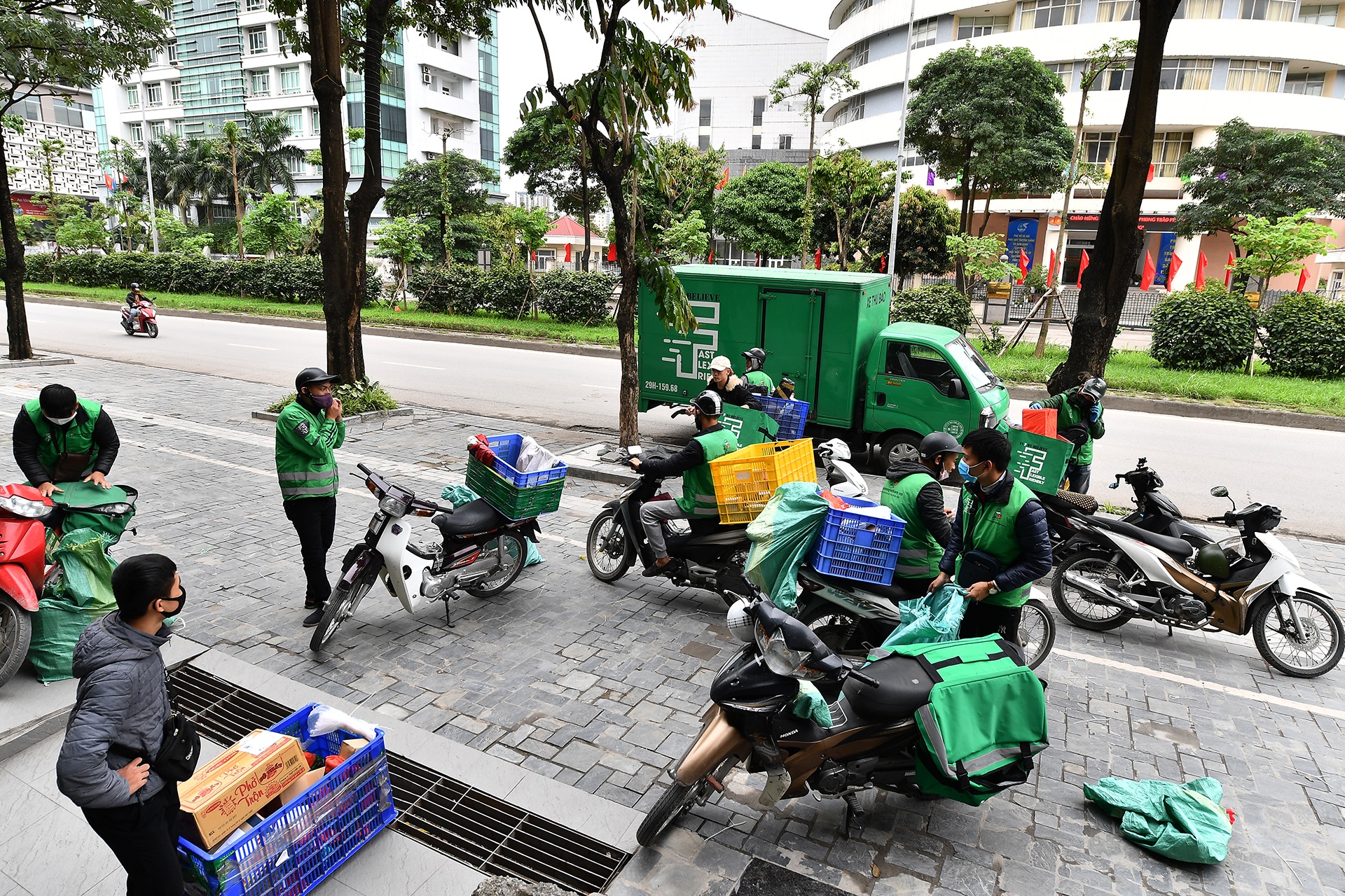 nhon nhip giao hang mua Covid-19 anh 3