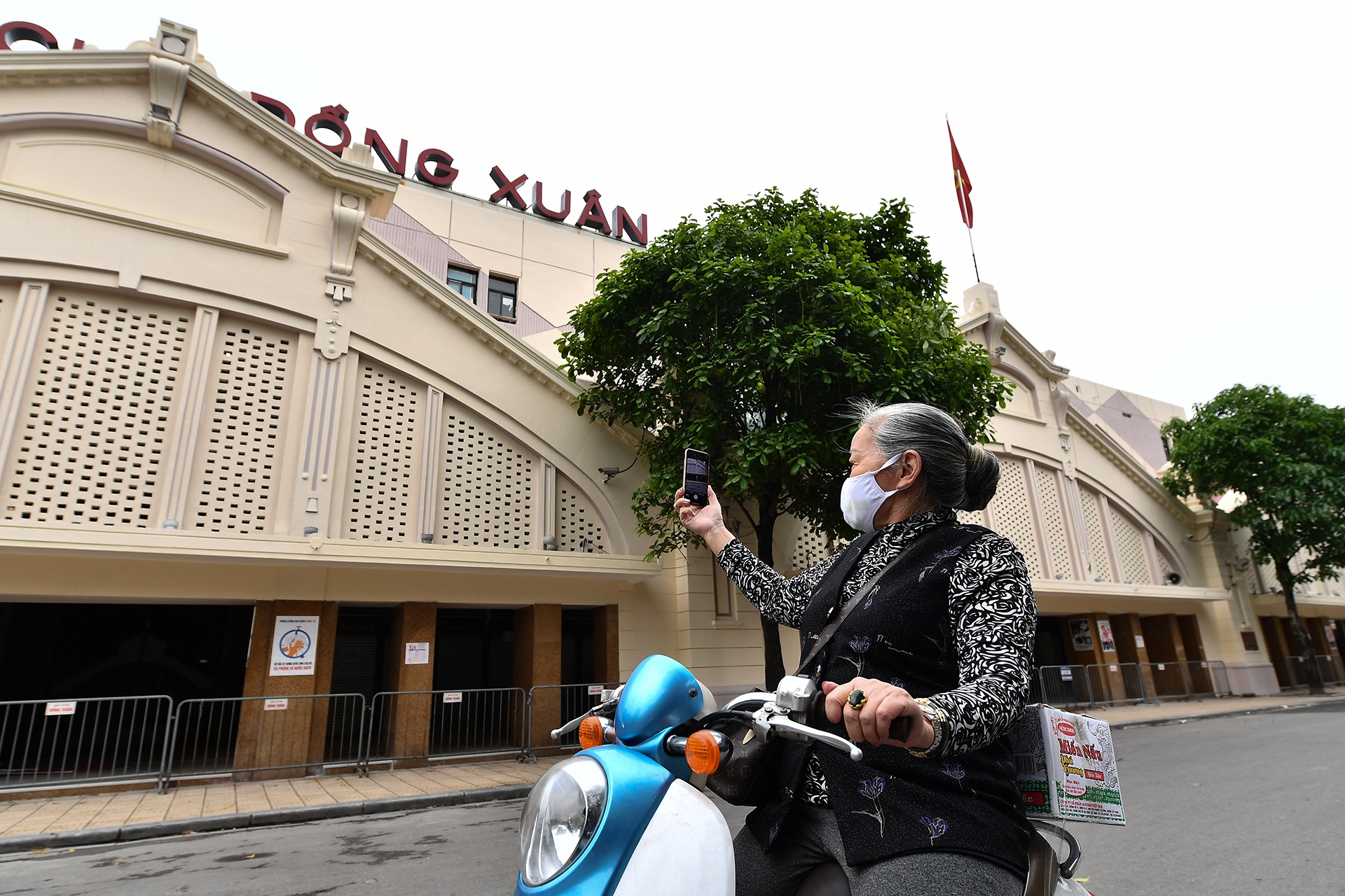 Duong pho Ha Noi truoc gio cach ly toan xa hoi hinh anh