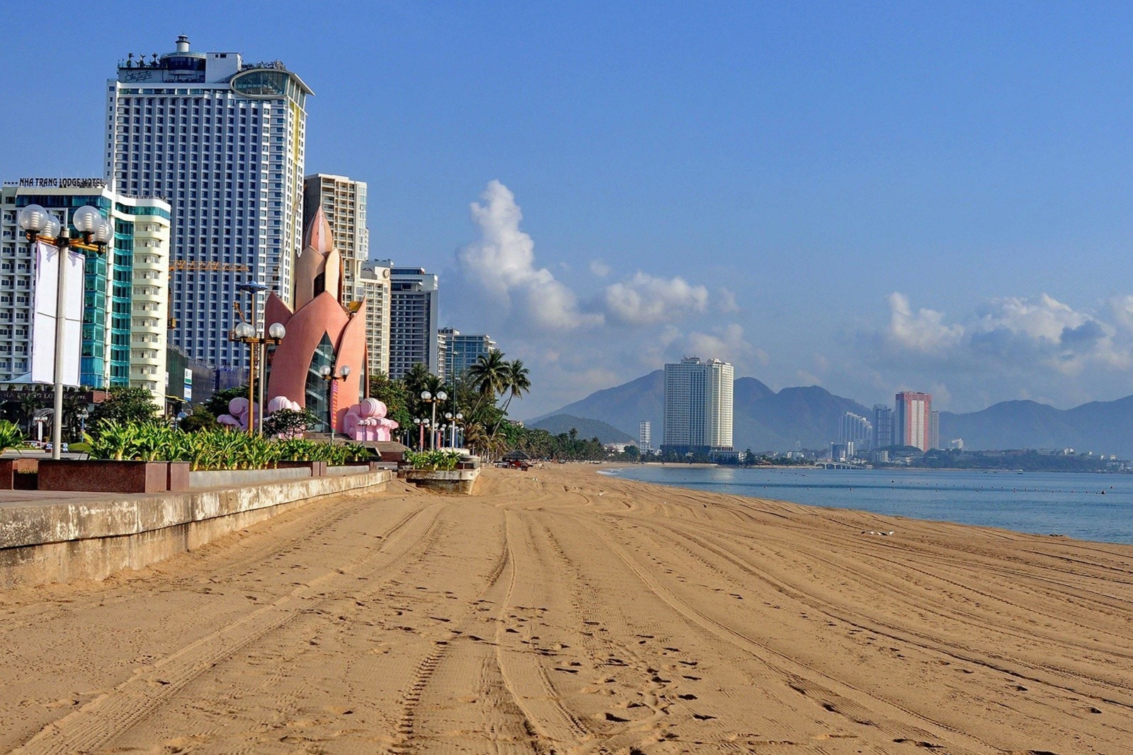 Bai bien Nha Trang vang bong nguoi sau khi duoc chang day, chan loi hinh anh