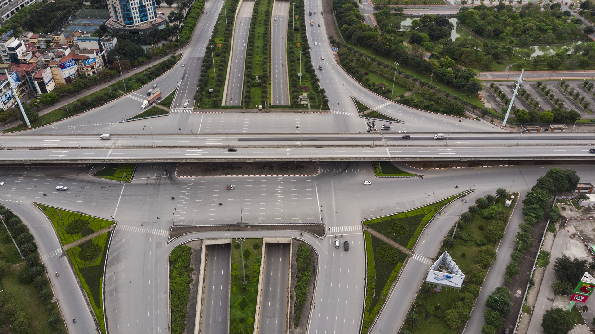 Ha Noi nhin tu tren cao ngay dich Covid-19 hinh anh