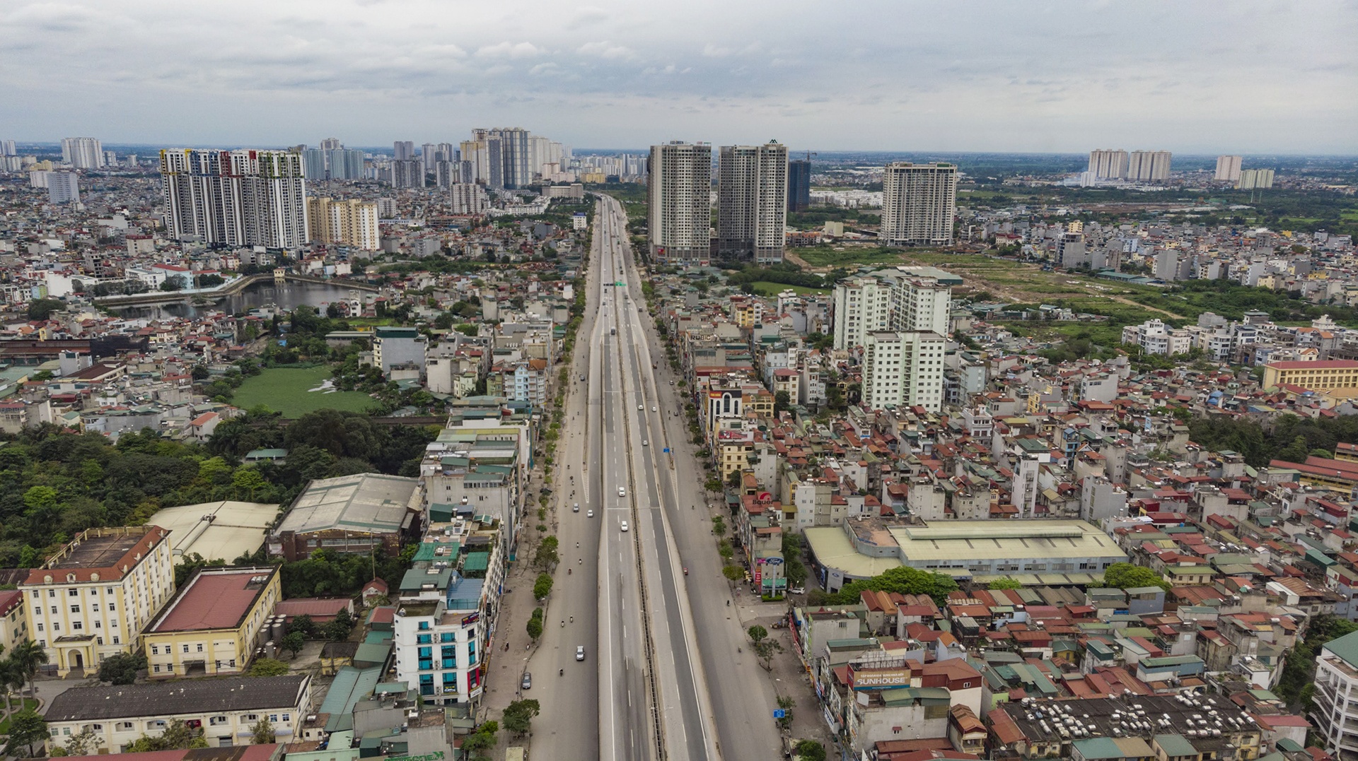 Ha Noi nhin tu tren cao dip Covid-19 anh 1