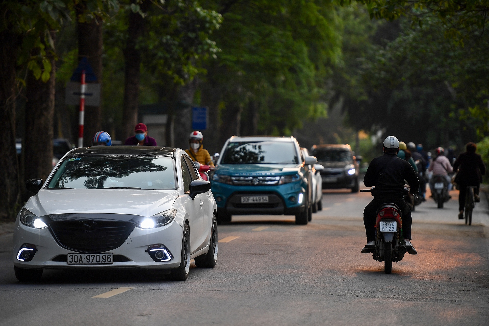 duong pho Ha Noi dong duc du dich Covid-19 anh 1