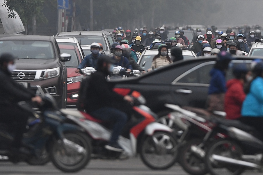 Dong nguoi tu cua ngo tien vao trung tam Ha Noi hinh anh