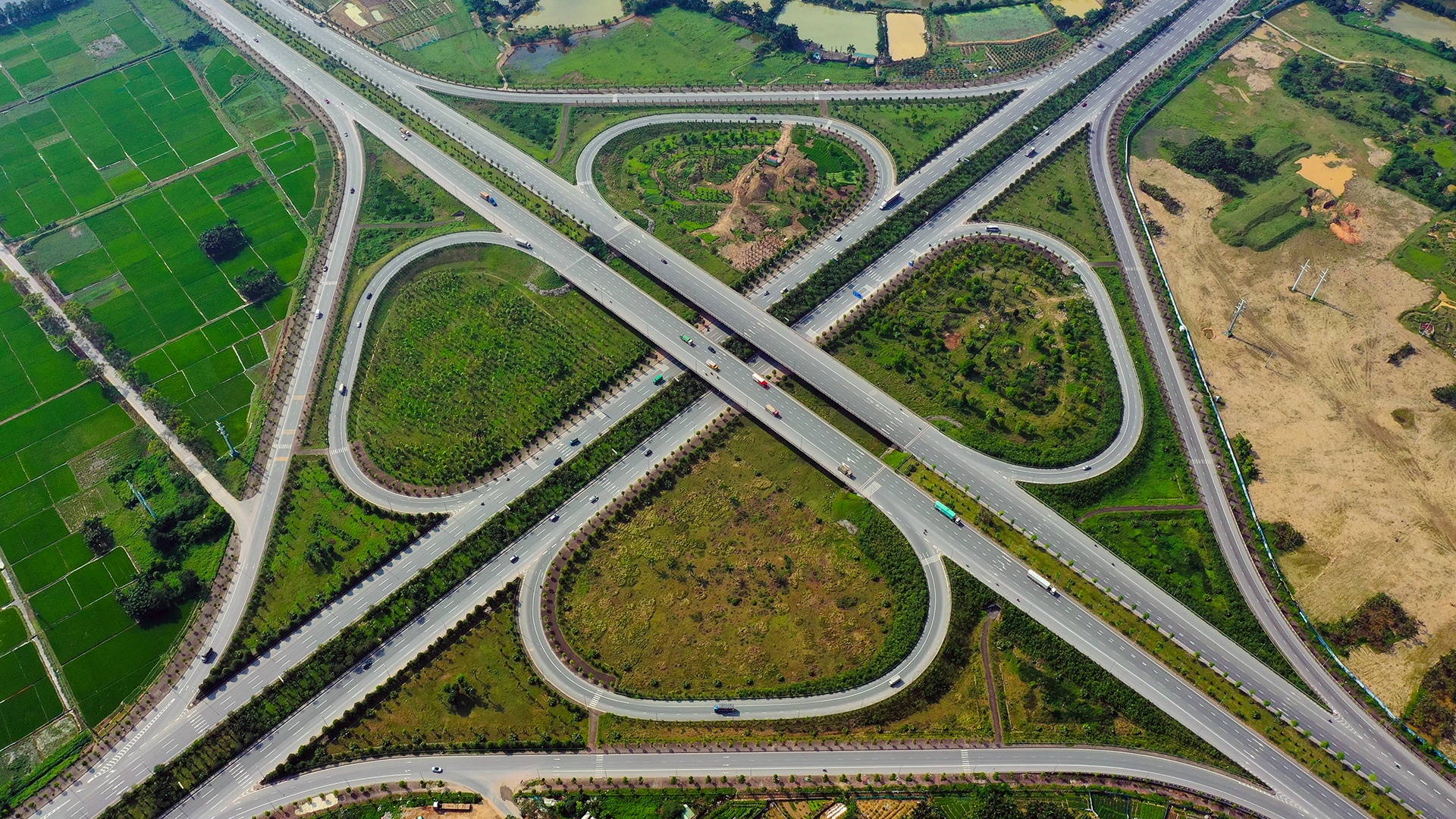 Canh vang xe khac la tren nhung cay cau noi tieng Ha Noi hinh anh