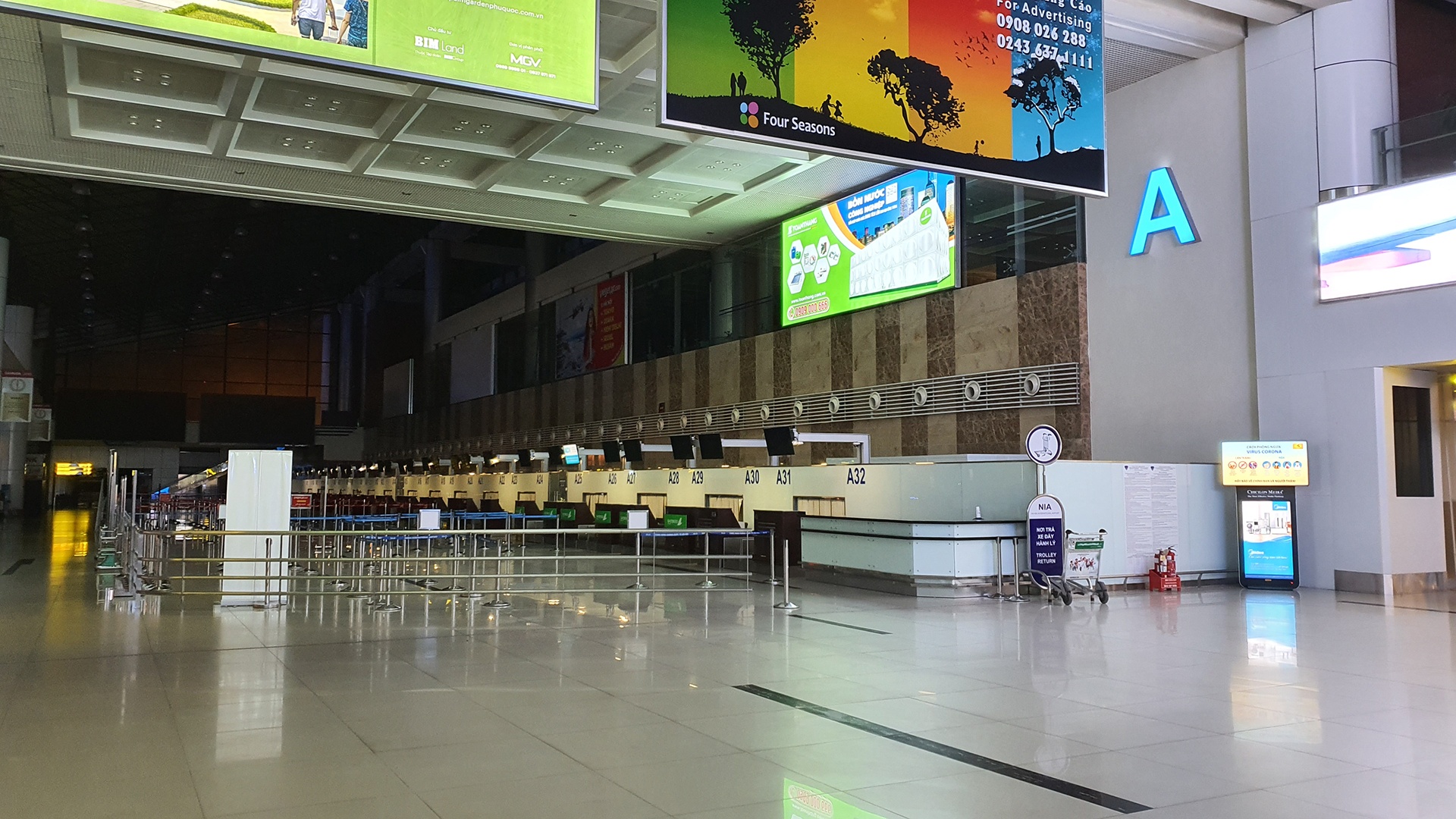 ben trong san bay Noi Bai va Tan Son Nhat mua dich Covid-19 anh 2