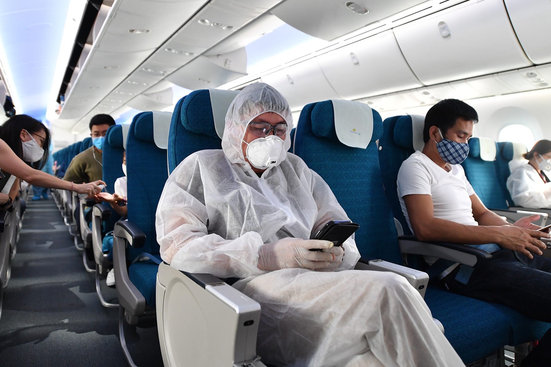 ben trong san bay Noi Bai va Tan Son Nhat mua dich Covid-19 anh 9