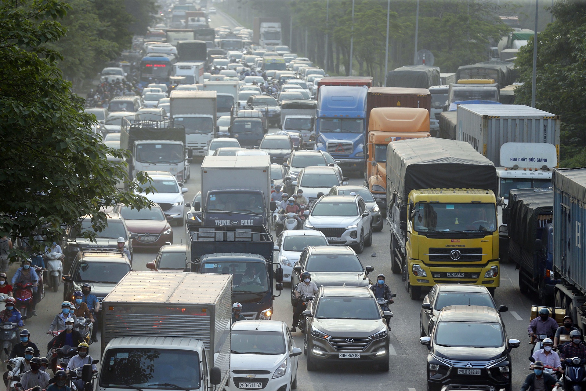 Xe tai, xe con un un o cua ngo Ha Noi truoc ngay nghi le 30/4 hinh anh