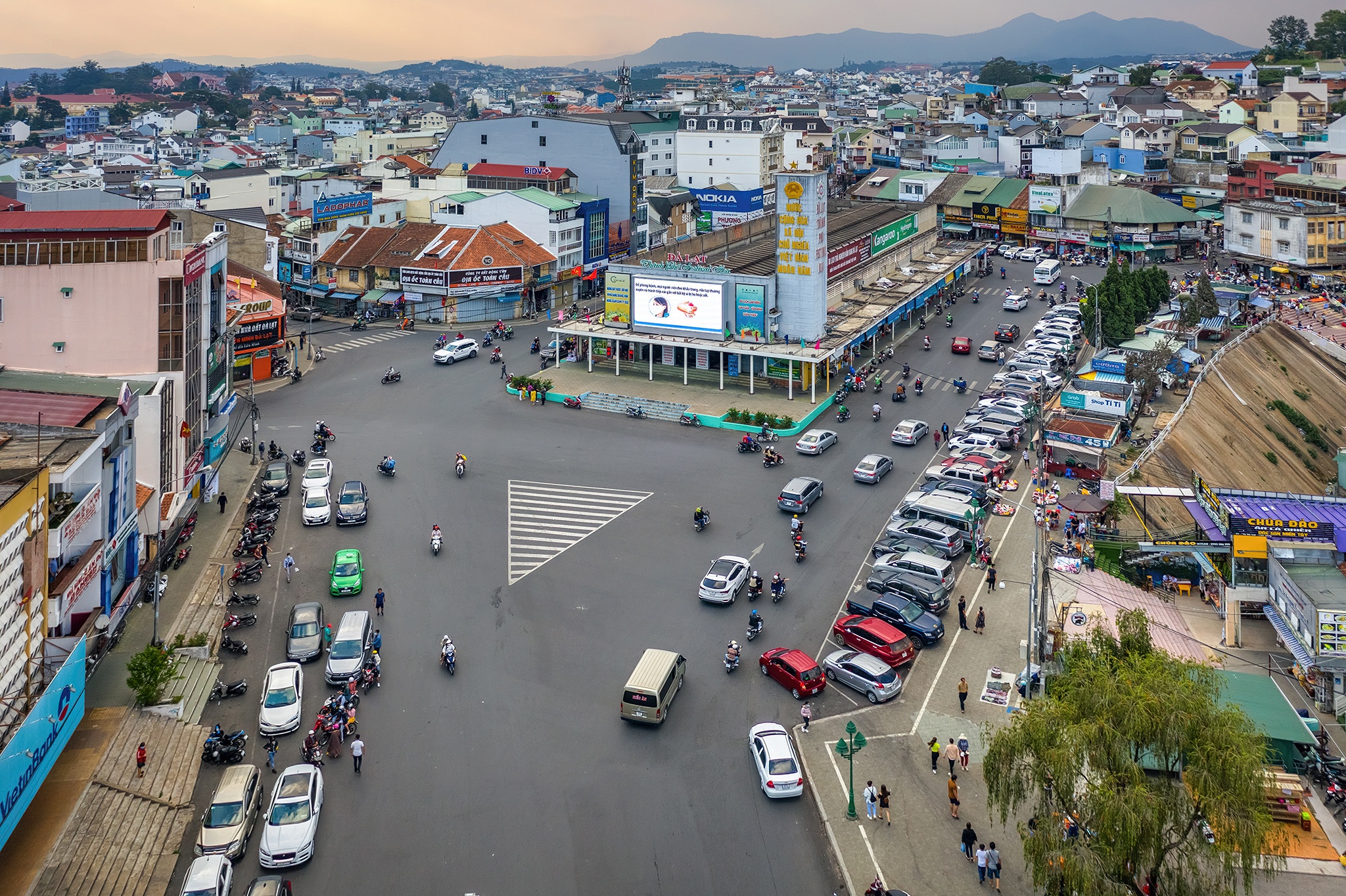 Da Lat dong nghet du khach ngay nghi le anh 12
