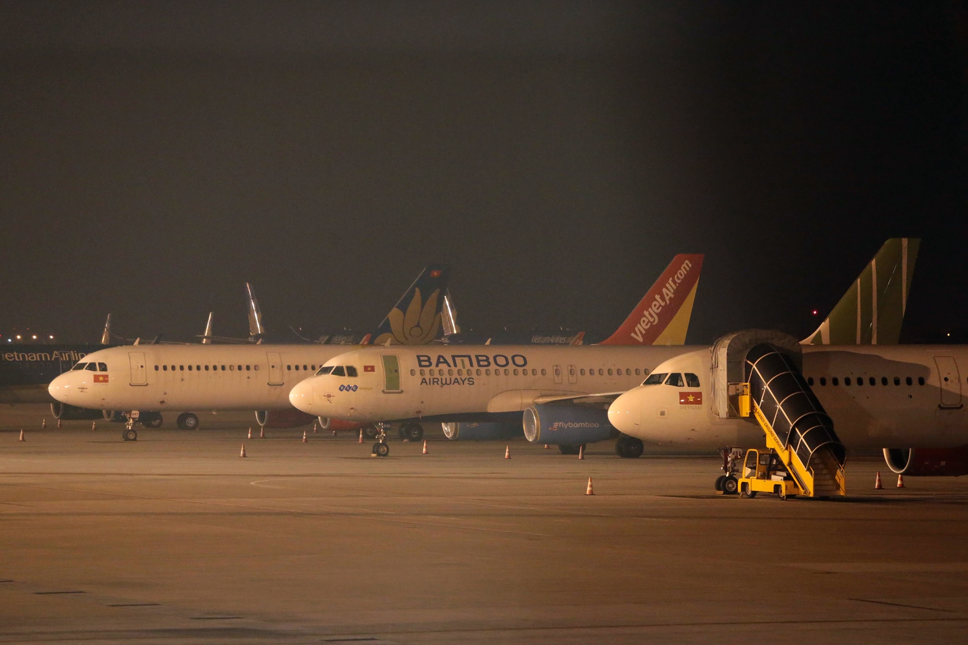 may bay un u o Noi Bai va Tan Son Nhat anh 11