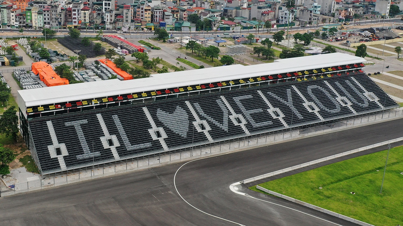 Khan dai duong dua F1 doi mau, hien chu 'I love you' hinh anh