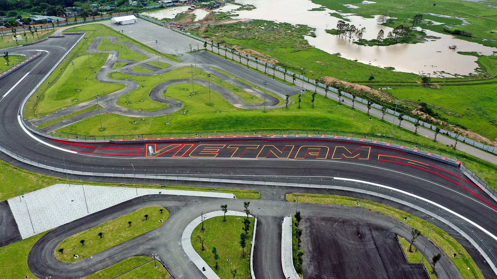 duong dua F1 o Ha Noi doi mau anh 8