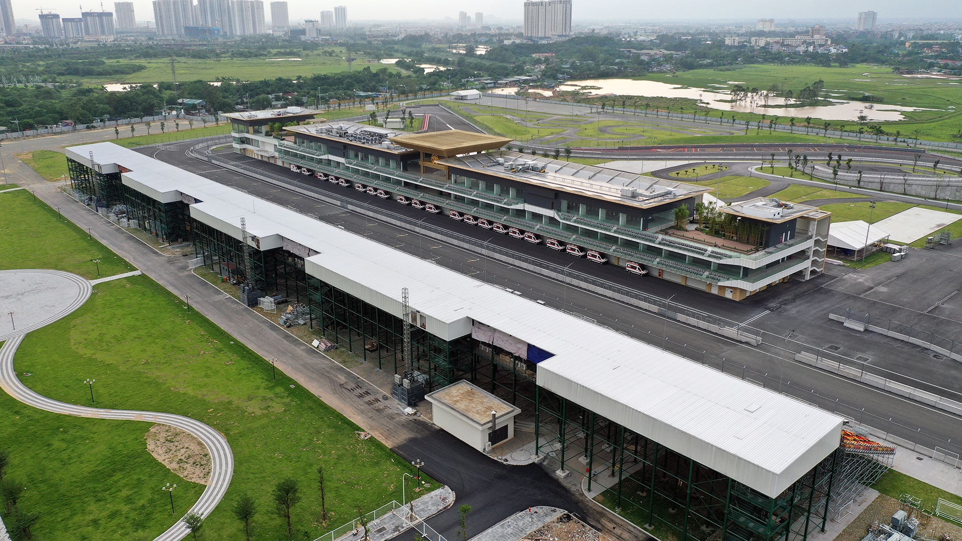 duong dua F1 o Ha Noi doi mau anh 11