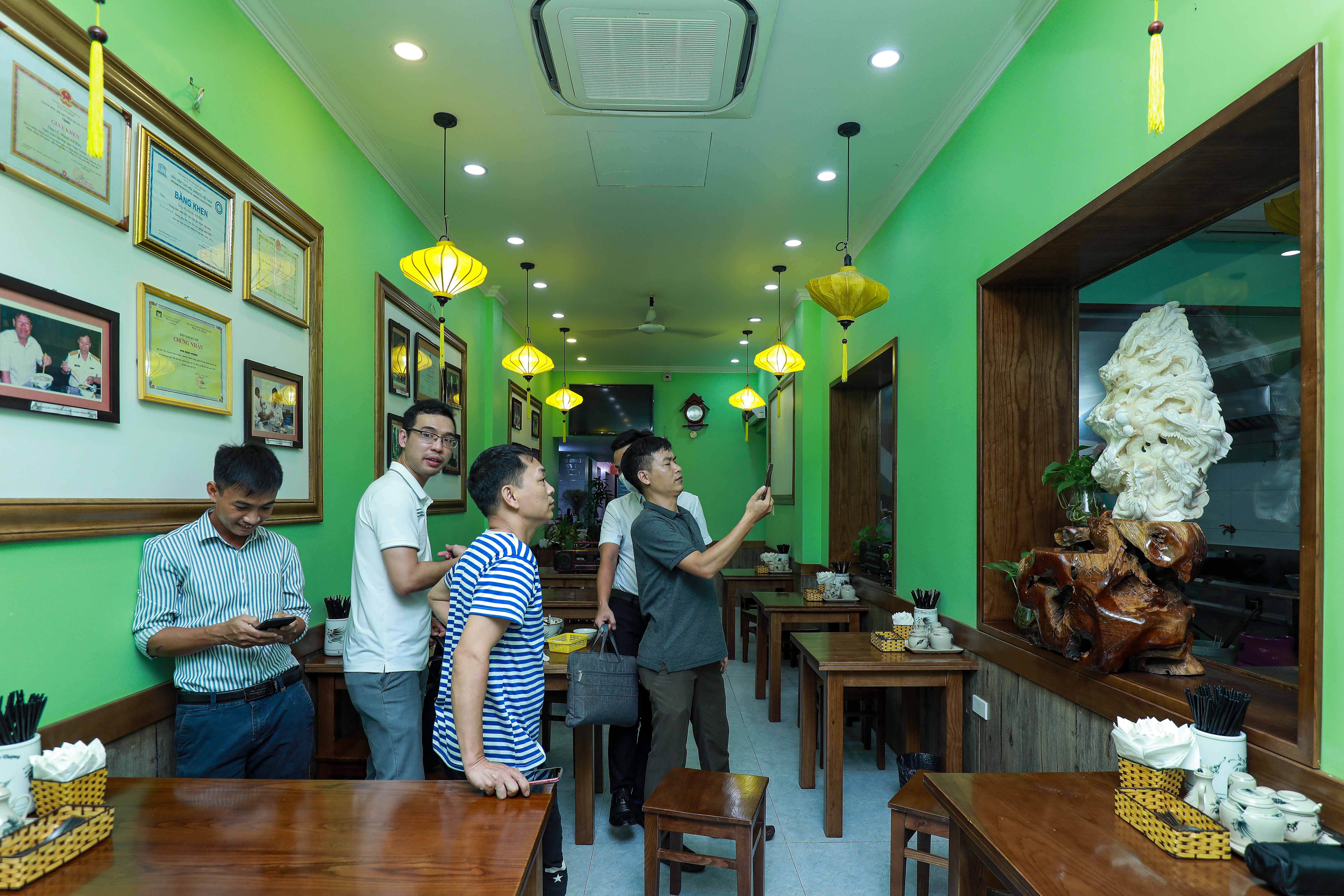 quan pho trung bay cuu long tranh chau lam tu vo so anh 7