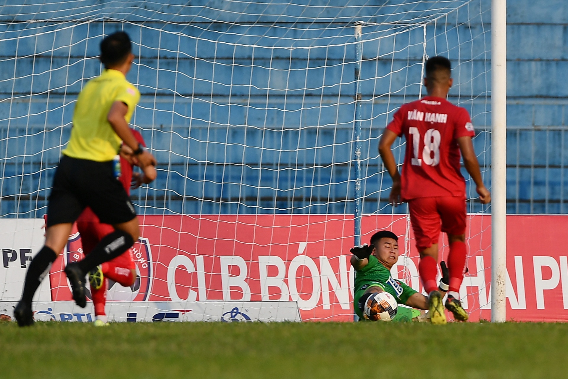 Hai Phong doi dau CLB TPHCM anh 11