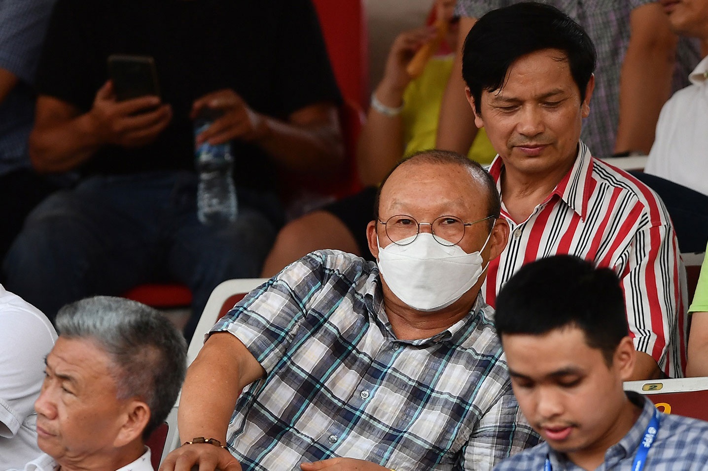 HLV Park deo khau trang du khan tran Hai Phong va TP.HCM hinh anh