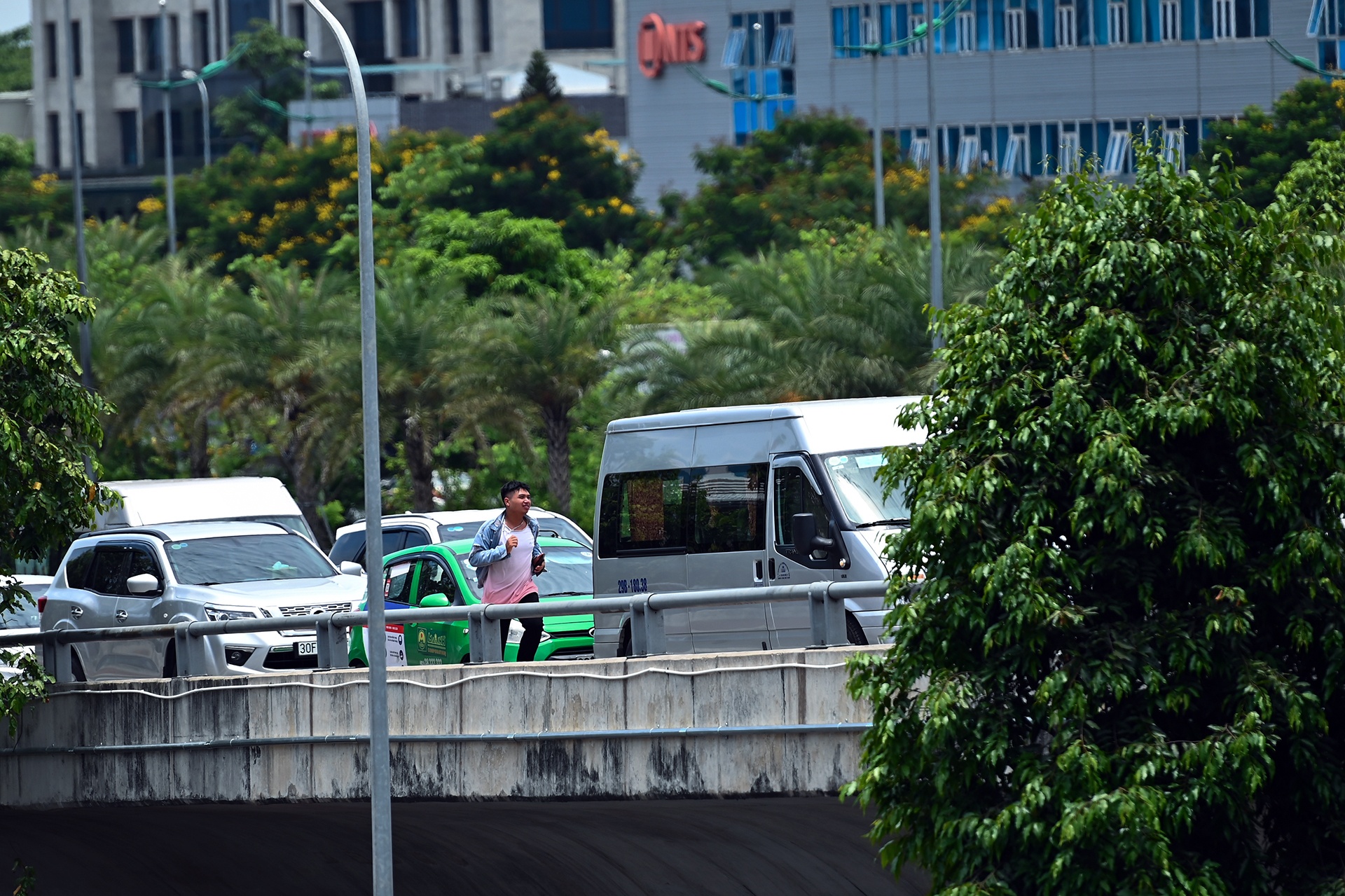 tac nghen san bay Noi Bai anh 4