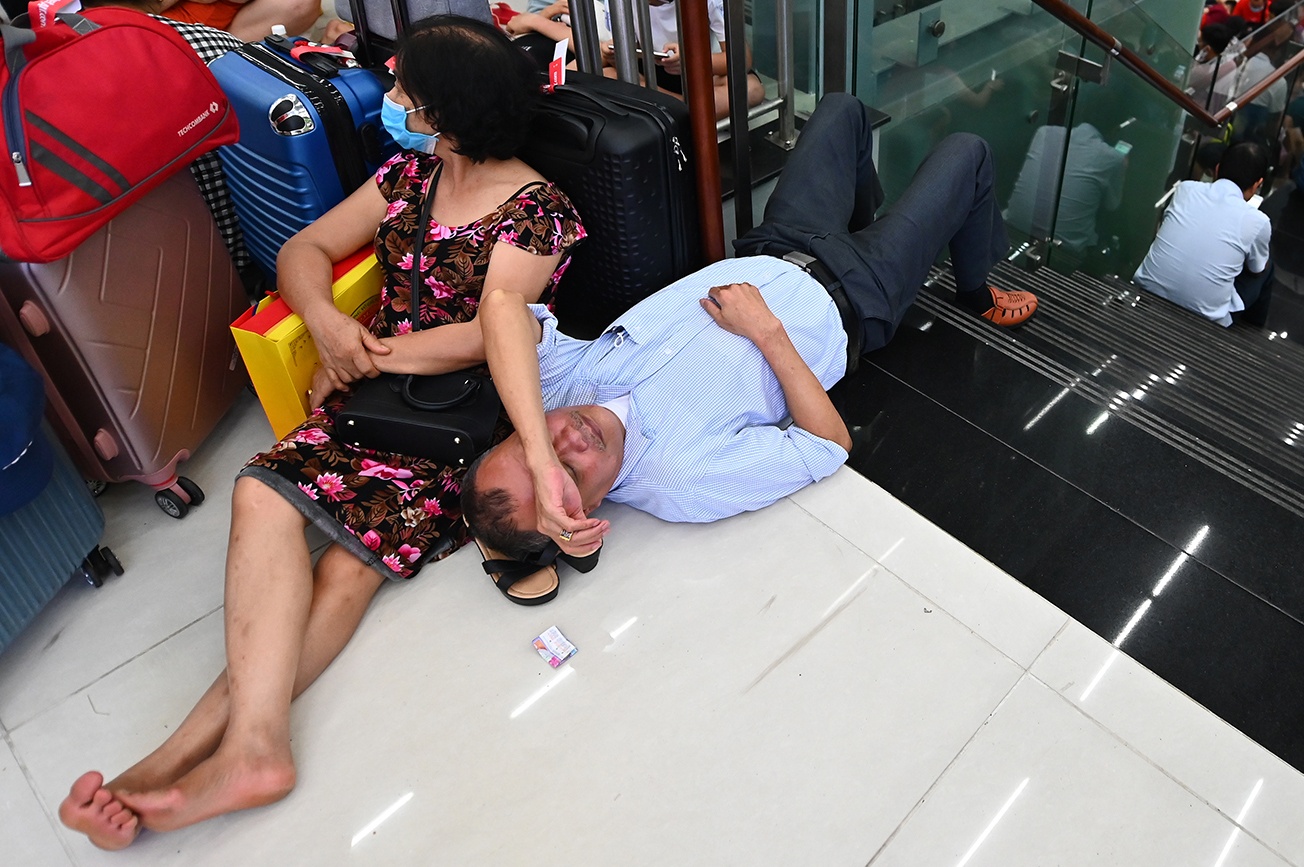 Khach hang thuong gia ngoi bet an mi o san bay Phu Quoc vi delay hinh anh