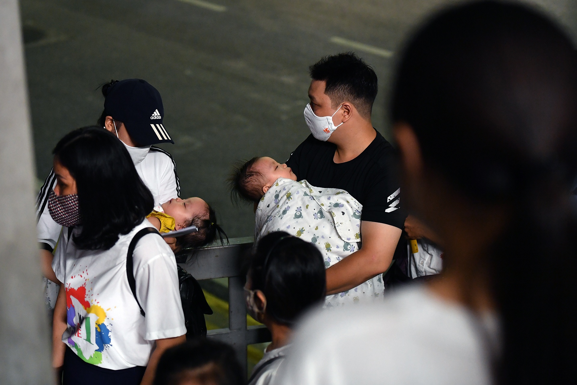 qua tai delay may bay anh 11