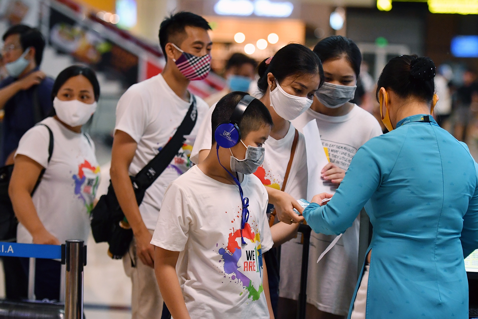 qua tai delay may bay anh 13