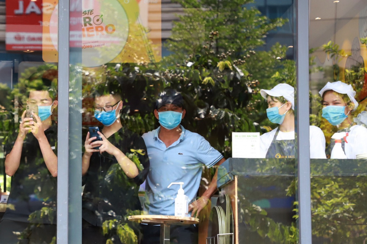 Phun khu trung quan pizza o Ha Noi, nhan vien khong duoc ra ngoai hinh anh