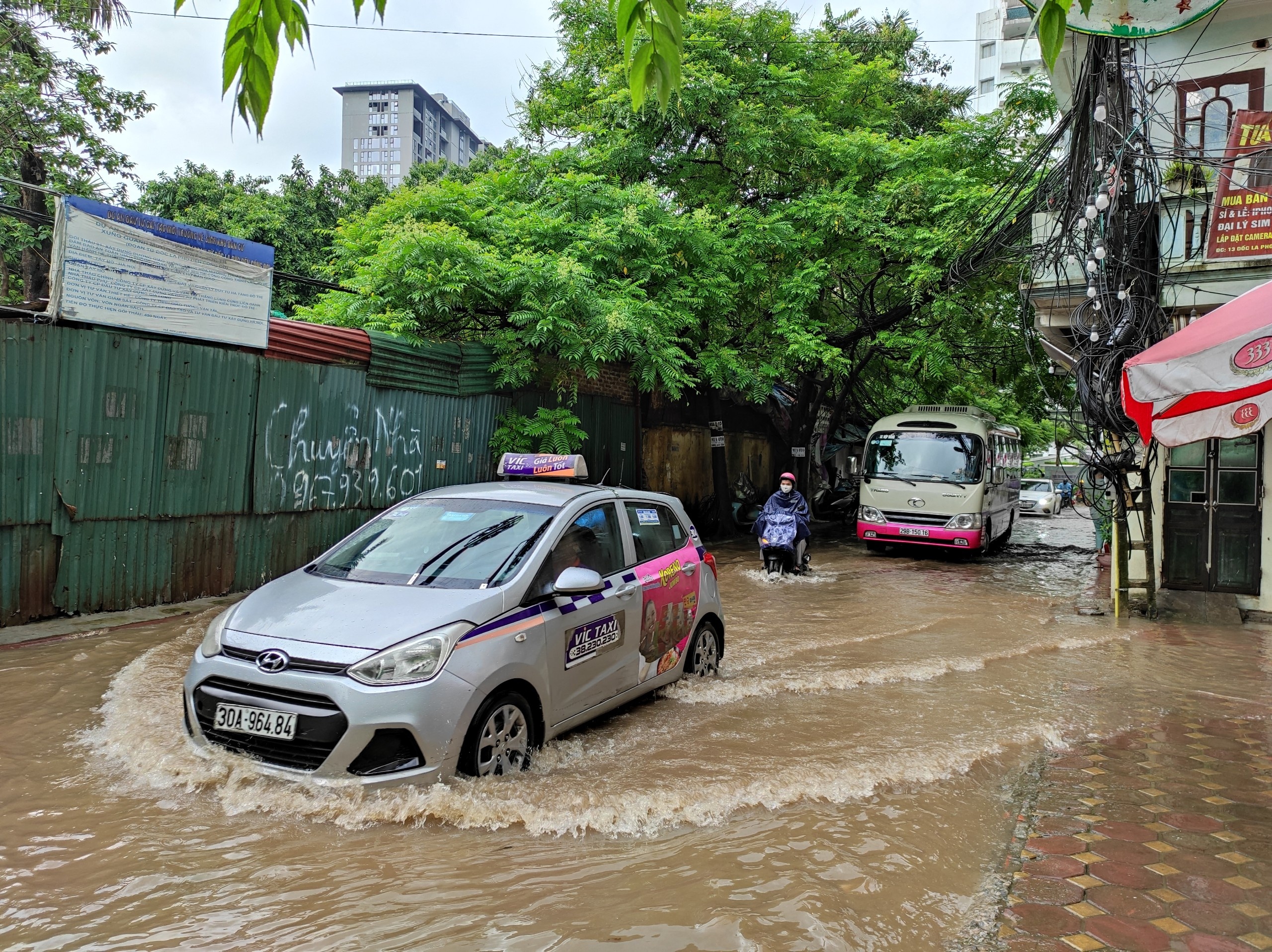 mua to khien Ha Noi ngap anh 14