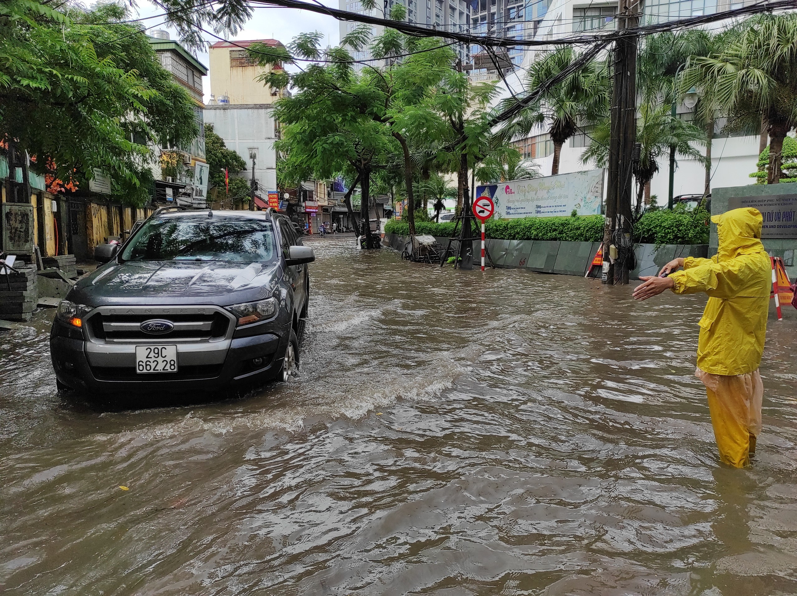 mua to khien Ha Noi ngap anh 12