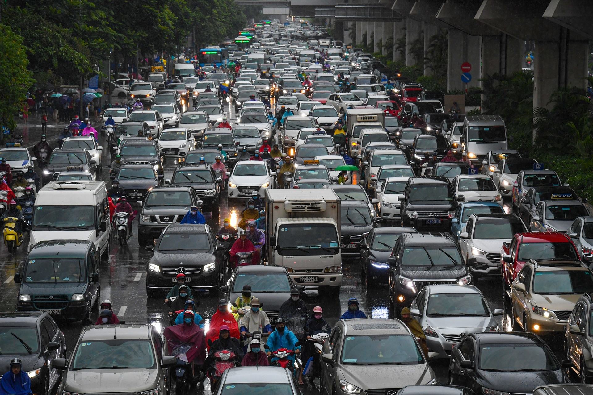 mua ngap un tac ngay dau hoc sinh di hoc anh 11