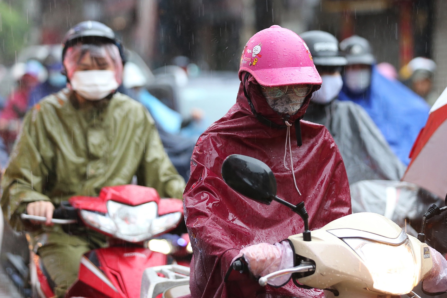 Ha Noi mua tam ta, giao thong roi loan nhieu gio hinh anh