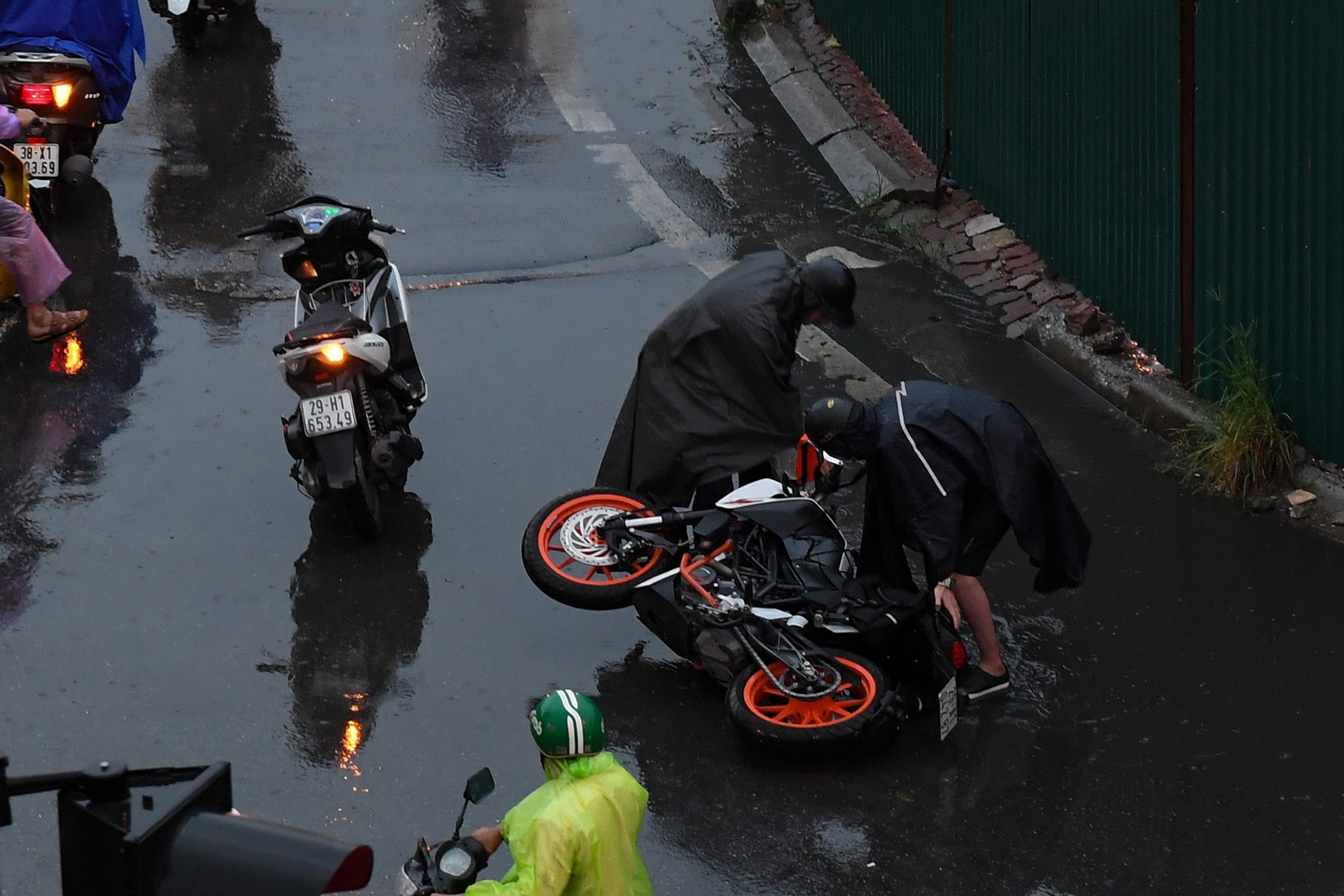 mua ngap un tac ngay dau hoc sinh di hoc anh 2