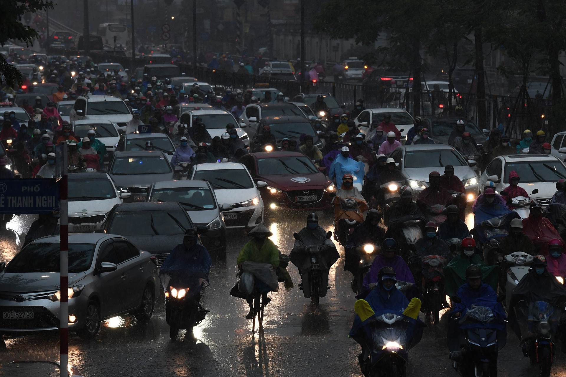 mua ngap un tac ngay dau hoc sinh di hoc anh 3