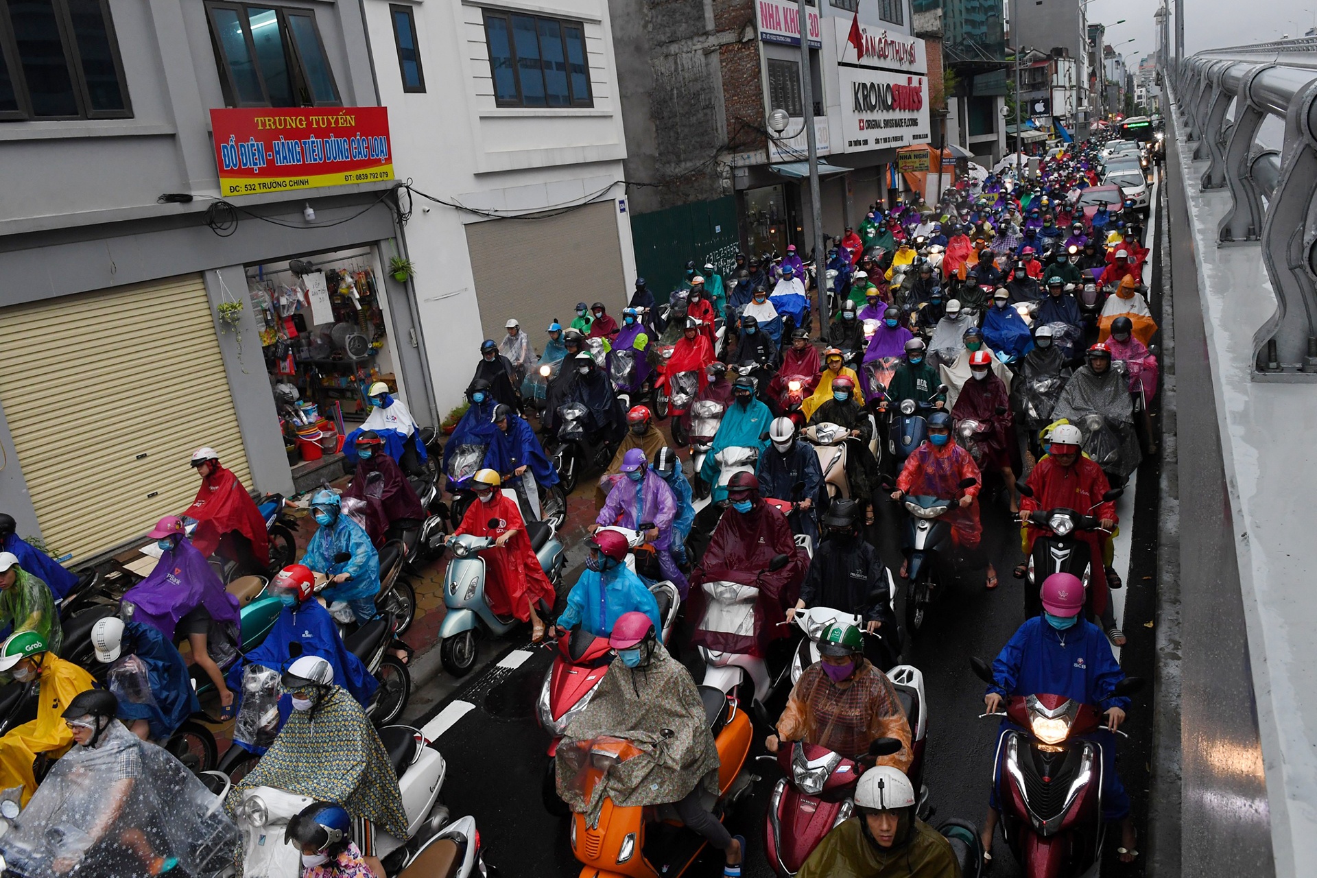 mua ngap un tac ngay dau hoc sinh di hoc anh 4