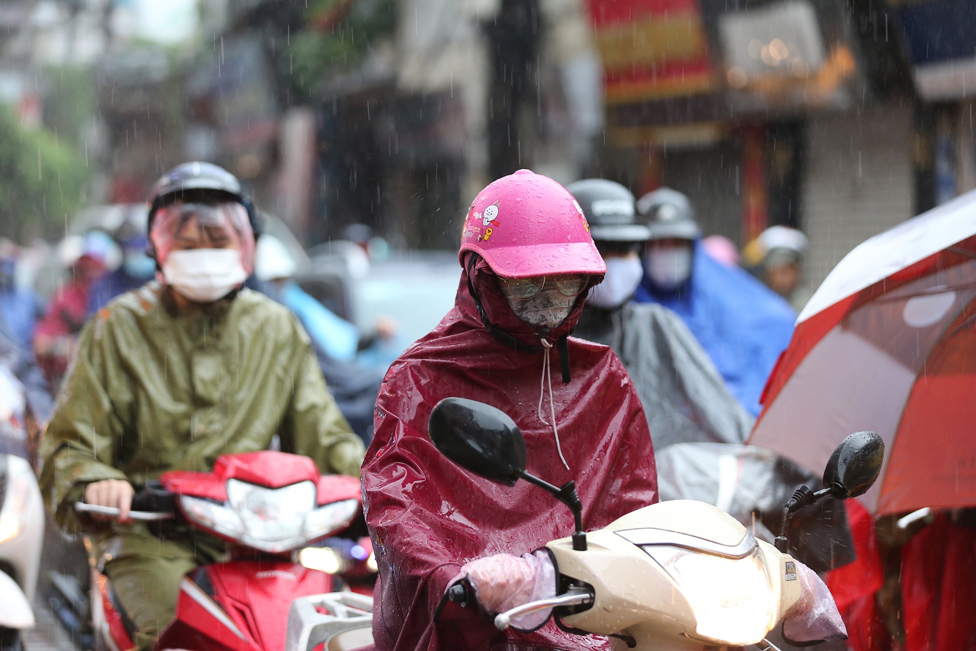 mua ngap un tac ngay dau hoc sinh di hoc anh 5