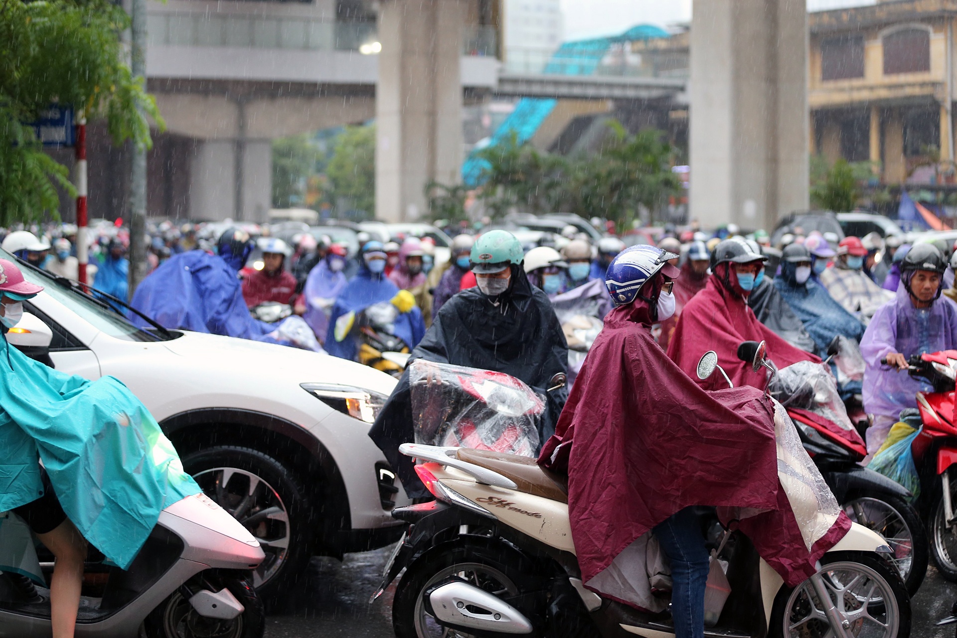 mua ngap un tac ngay dau hoc sinh di hoc anh 13