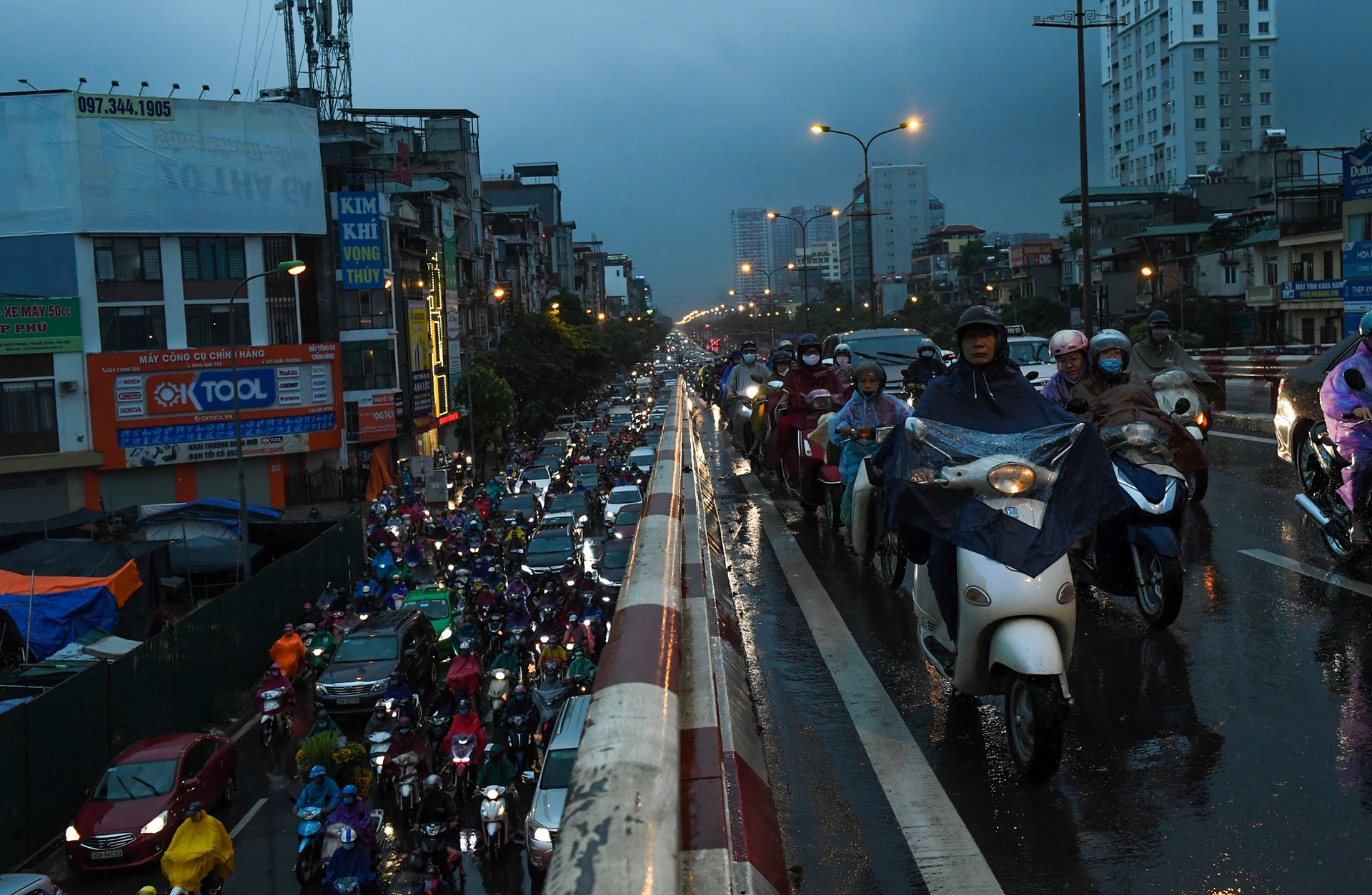 mua ngap un tac ngay dau hoc sinh di hoc anh 1
