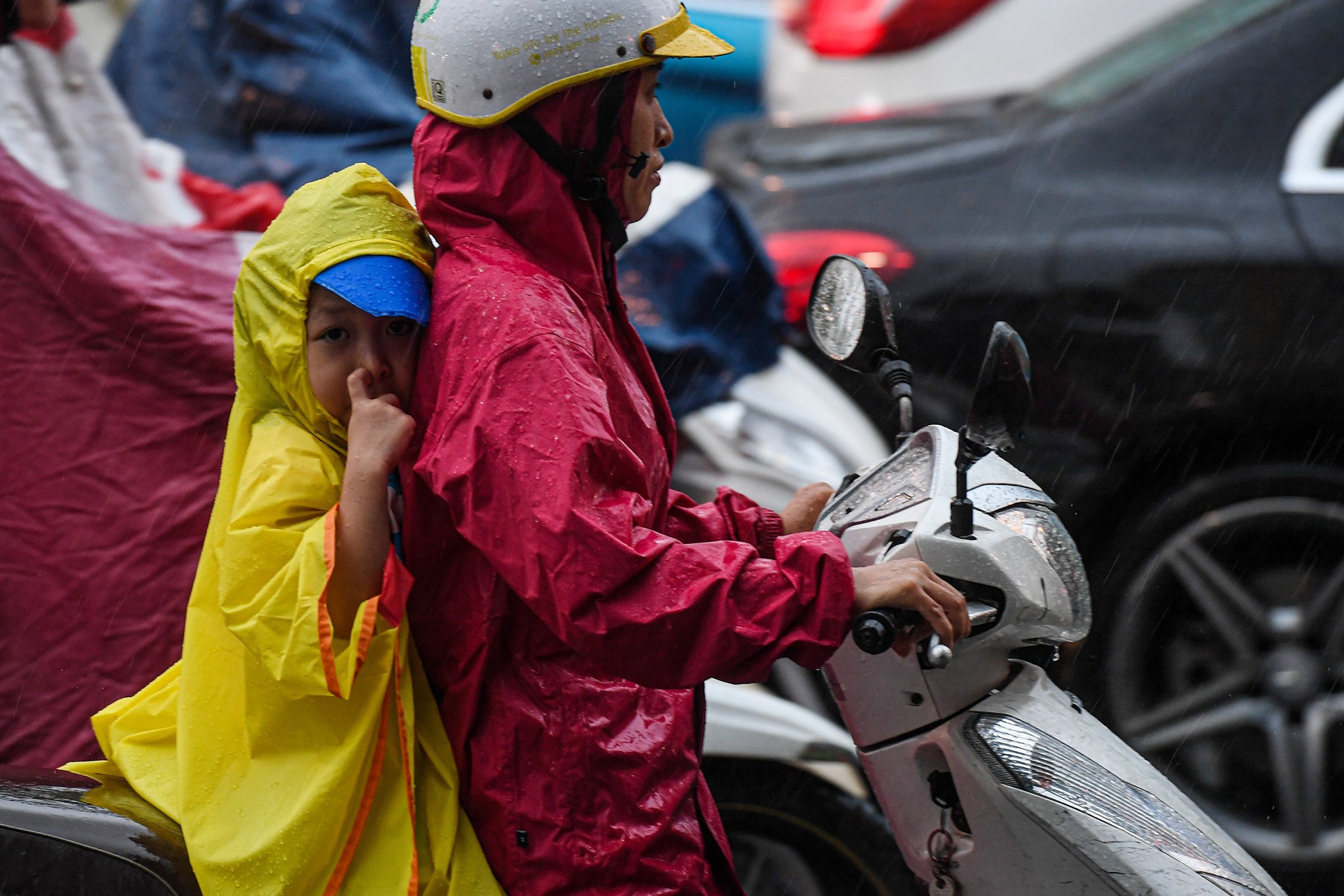 mua ngap un tac ngay dau hoc sinh di hoc anh 6