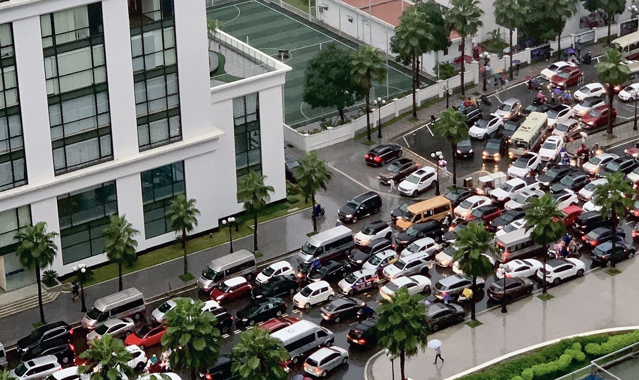 mua ngap un tac ngay dau hoc sinh di hoc anh 8