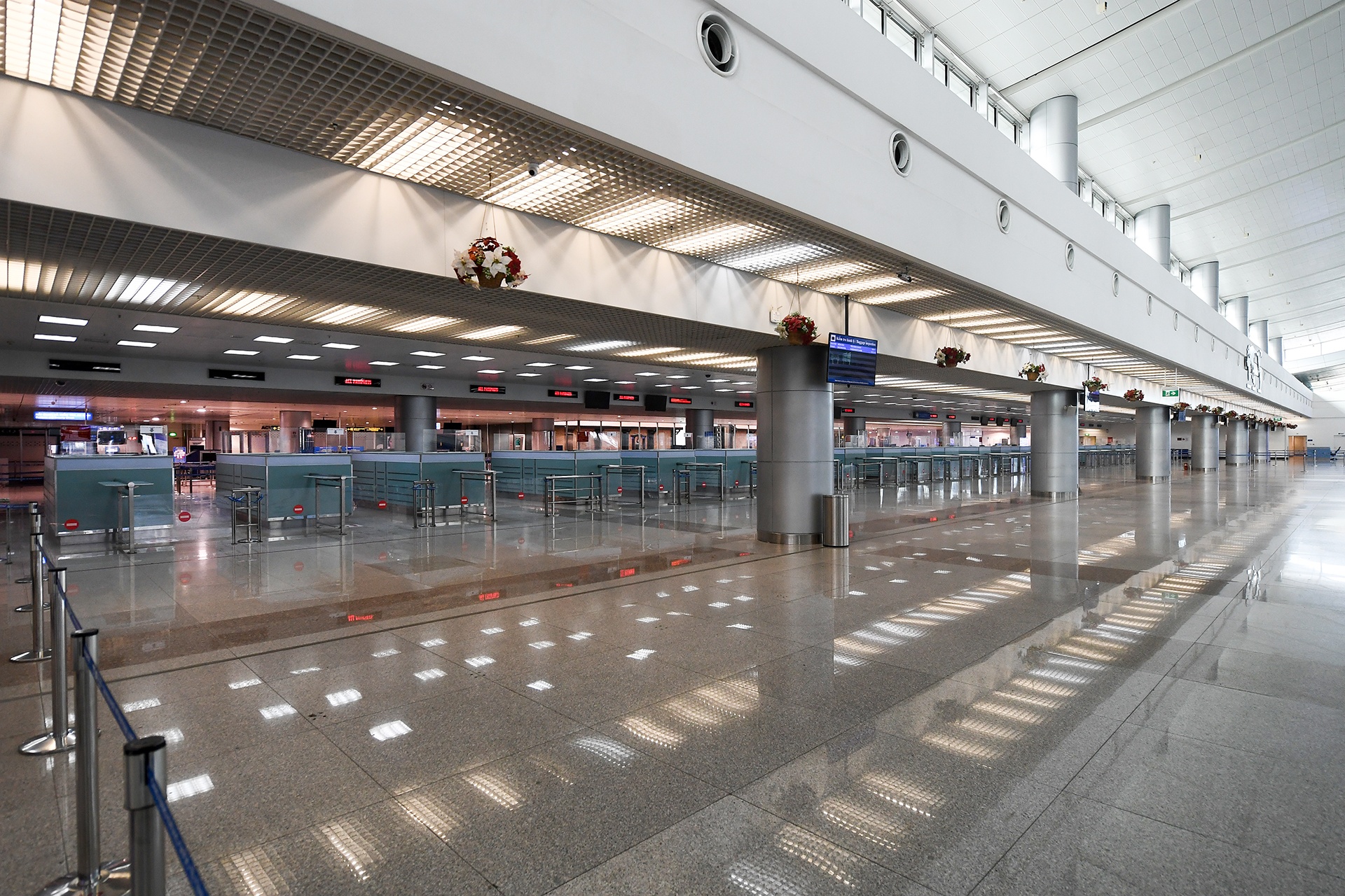 nha ga hang khong Tan Son Nhat vang ve anh 8