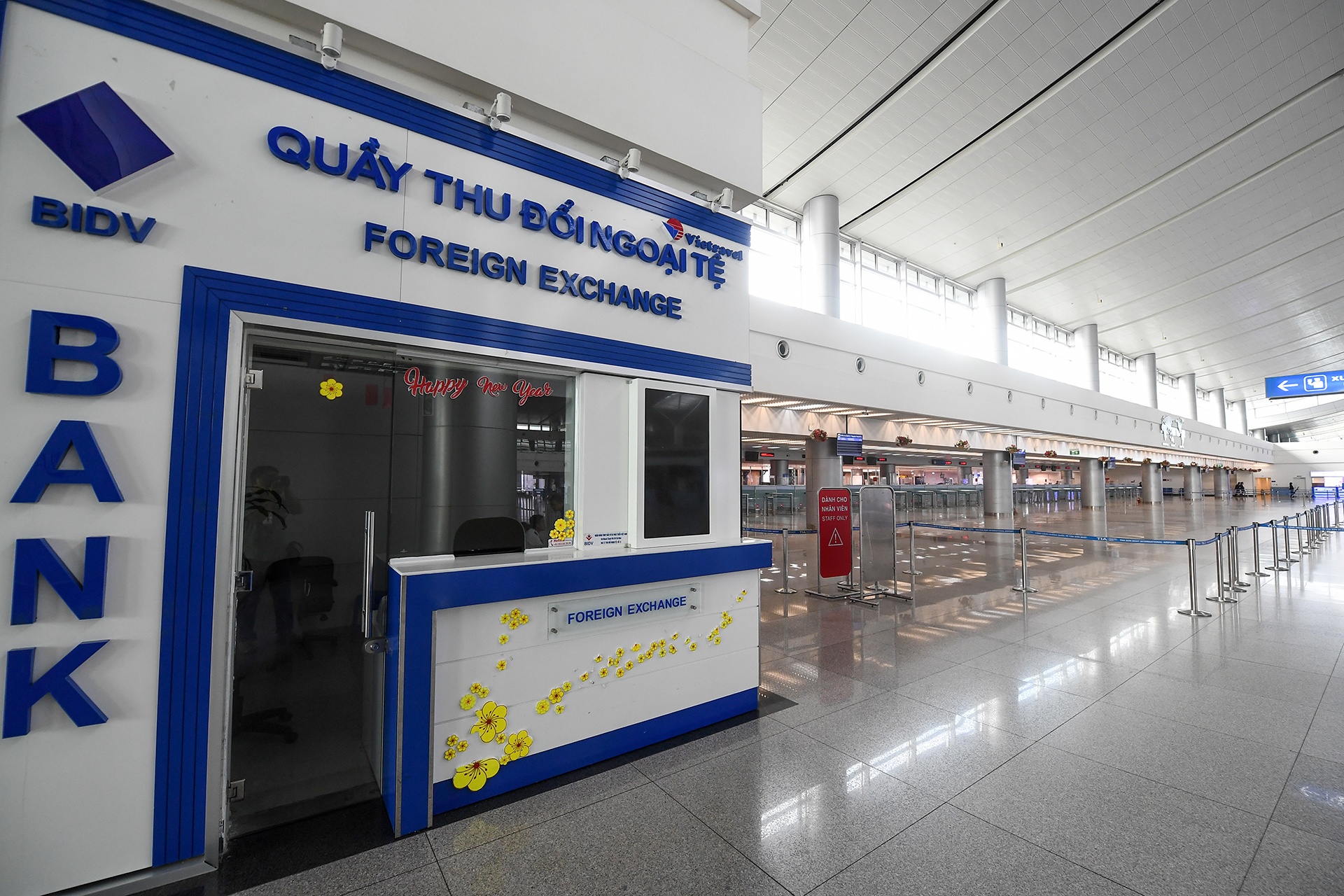 nha ga hang khong Tan Son Nhat vang ve anh 9