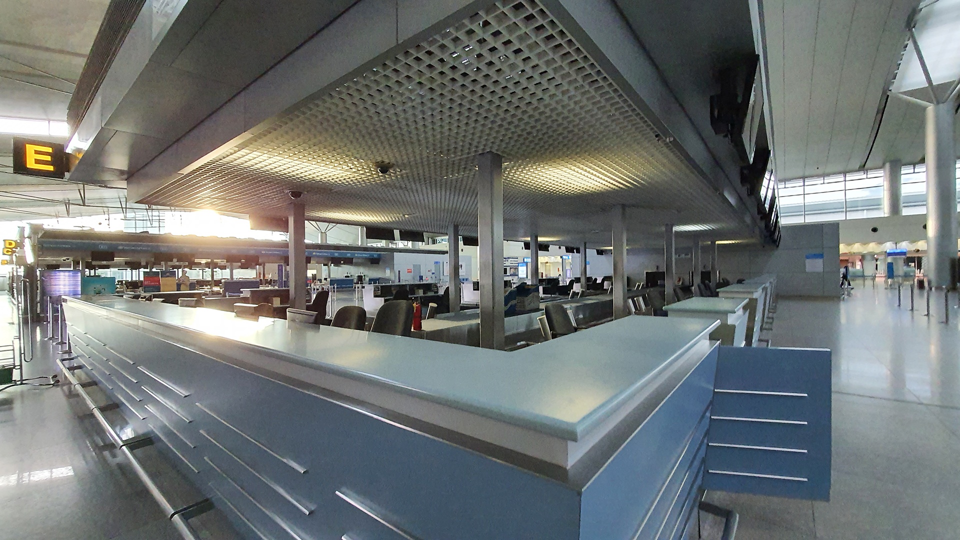 nha ga hang khong Tan Son Nhat vang ve anh 11