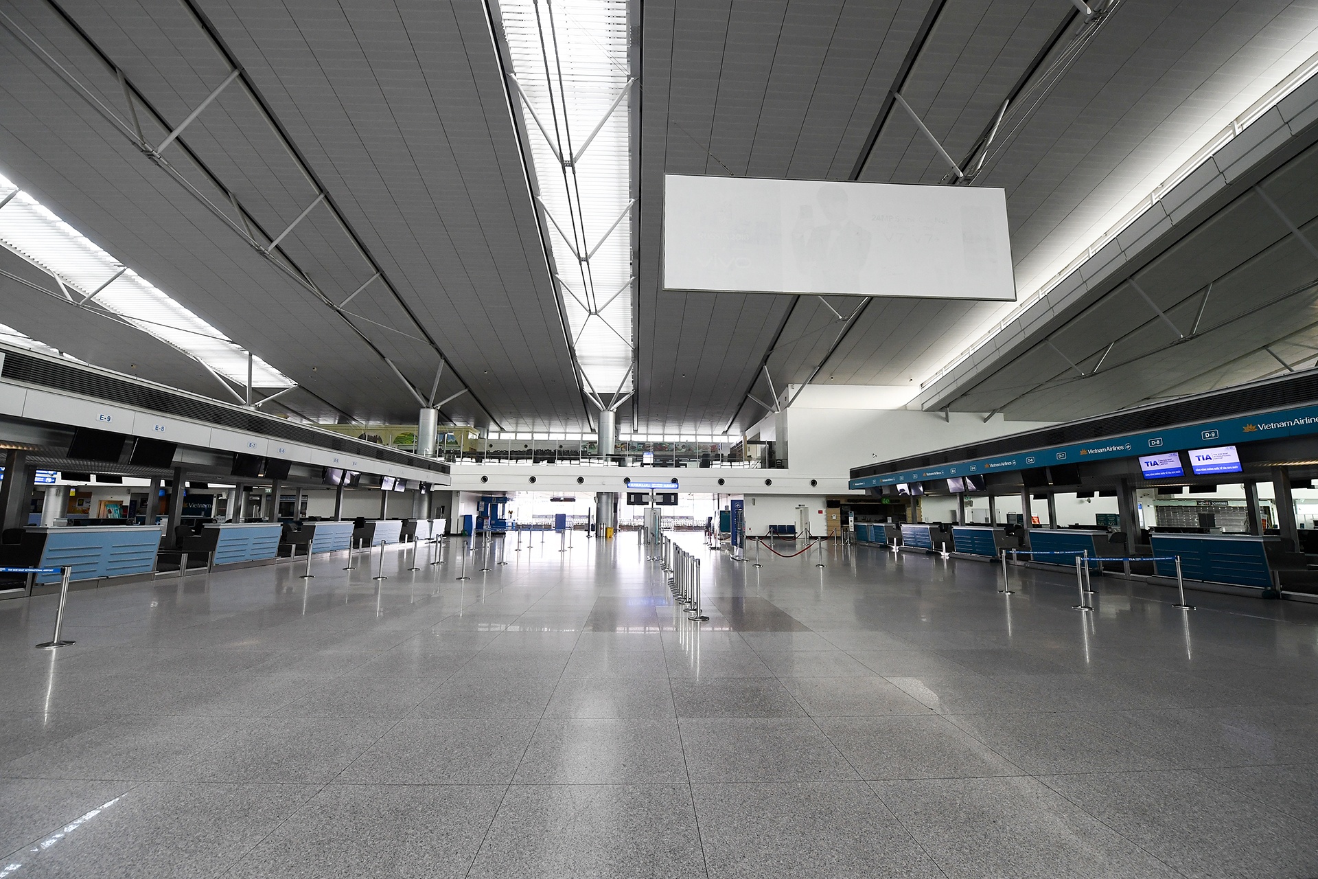 nha ga hang khong Tan Son Nhat vang ve anh 7