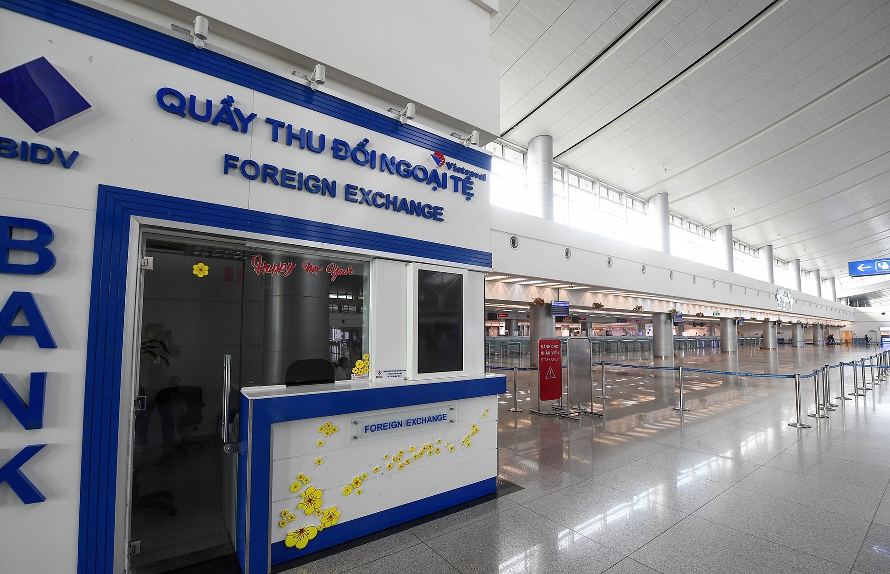 Ga hang khong quoc te Tan Son Nhat vang bong nguoi hinh anh