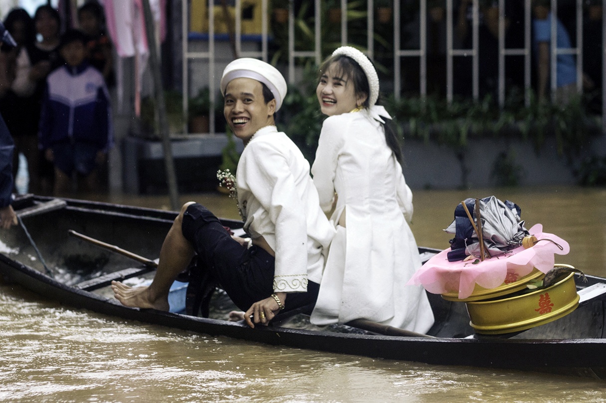 Co dau, chu re ngoi thuyen trong le cuoi ngay ngap lut hinh anh