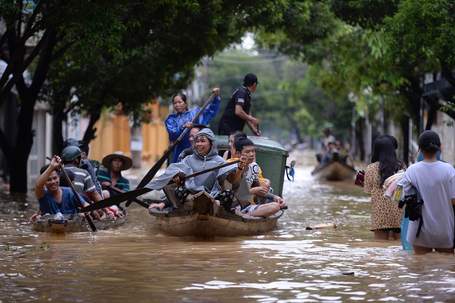 Hue xa lu duong pho ngap lut anh 6